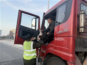 蠡县收费站为滞留司机提供饭菜和热水