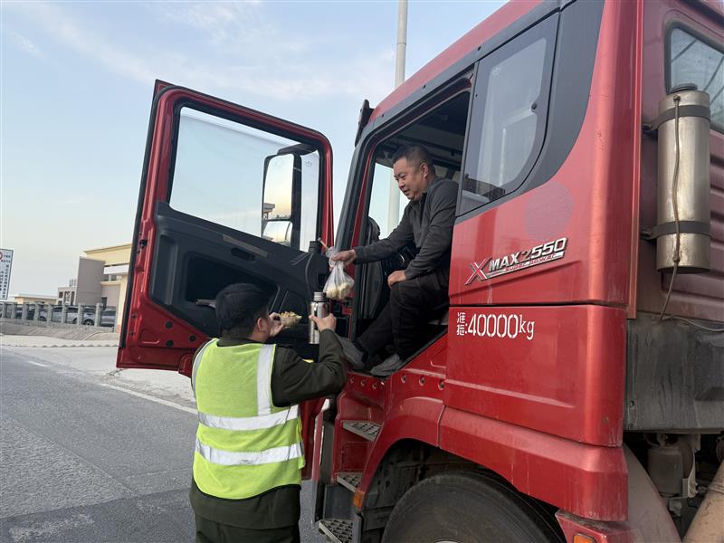 蠡县收费站为滞留司机提供饭菜和热水