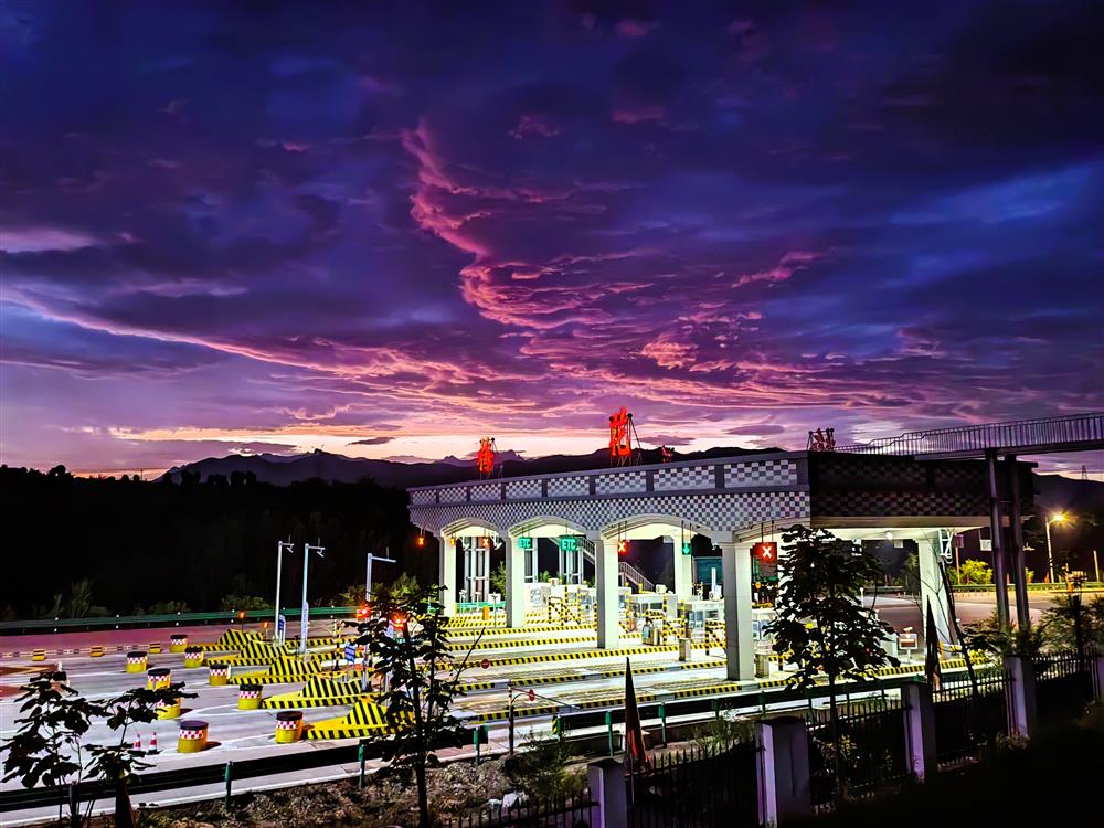 梅花收费站夜景