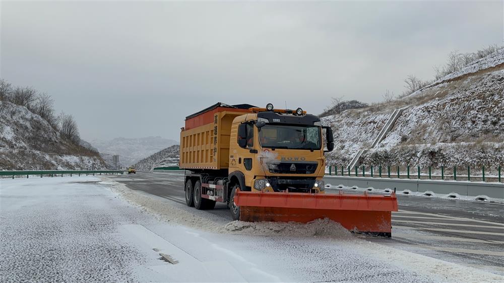 西达工区雪后迅速行动，铲雪除冰护安全