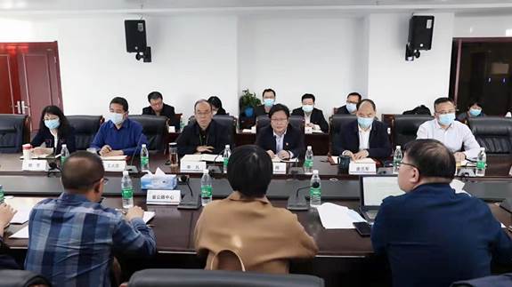 会议室里的人们

描述已自动生成