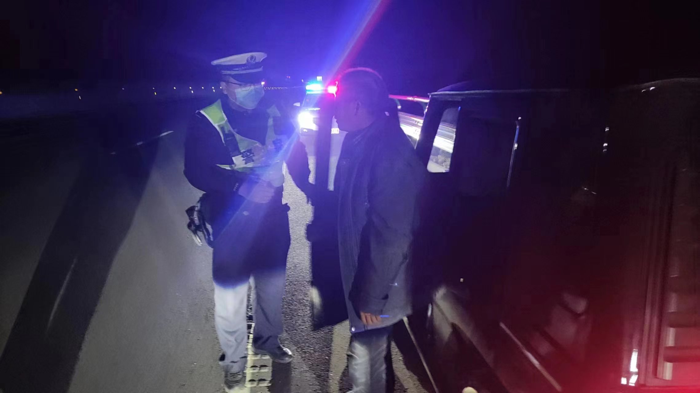 交警.jpg 交警.jpg