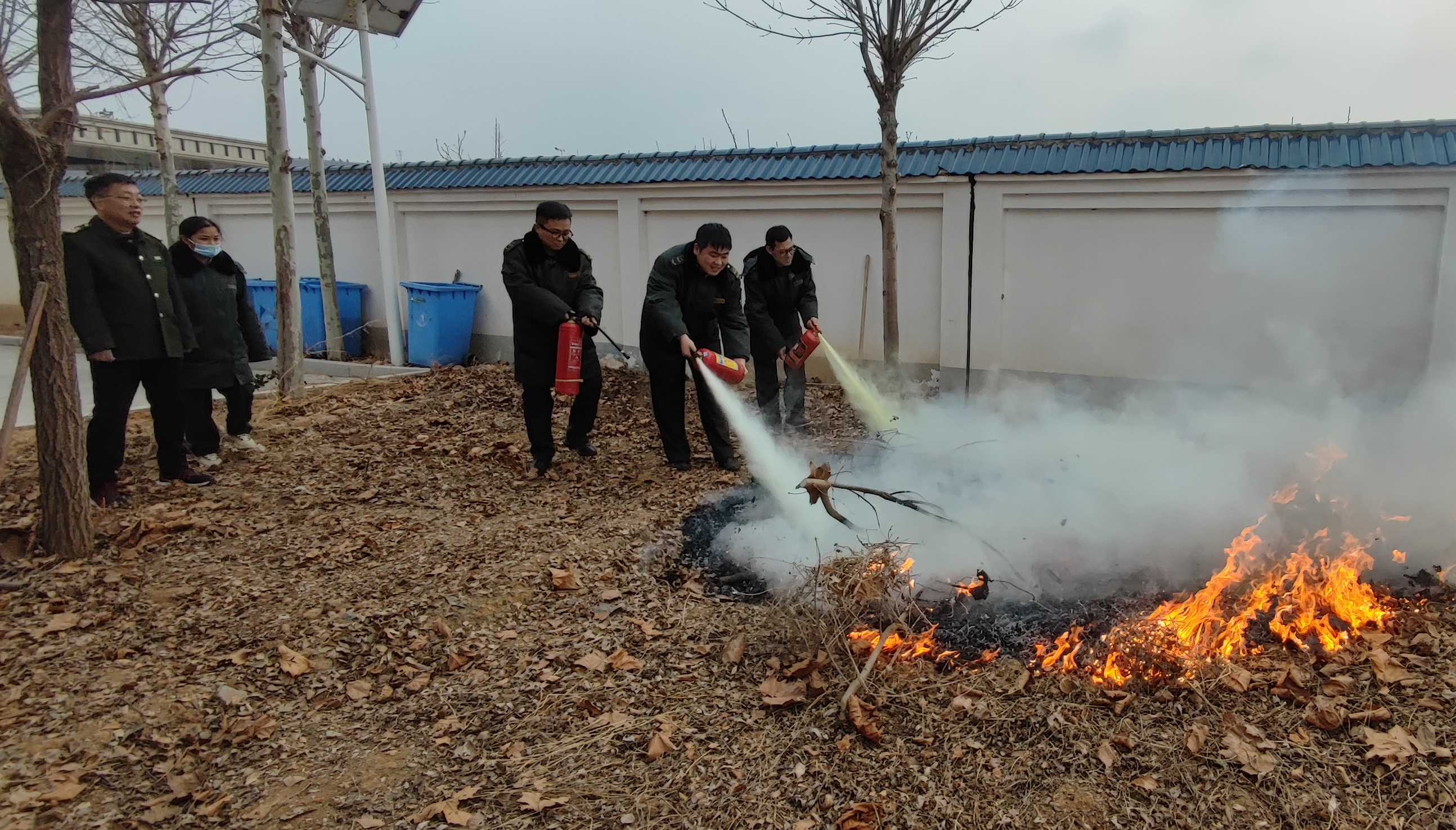E:\渡口站\2.安全\评级-基础-23安全专项活动\00.安全标准化一级达标认证\2.渡口收费站安全标准化档案2023年度\12.应急管理\1.消防减灾应急演练\4.扑救现场_看图王.jpg