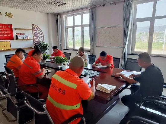 开会.jpg 开会.jpg