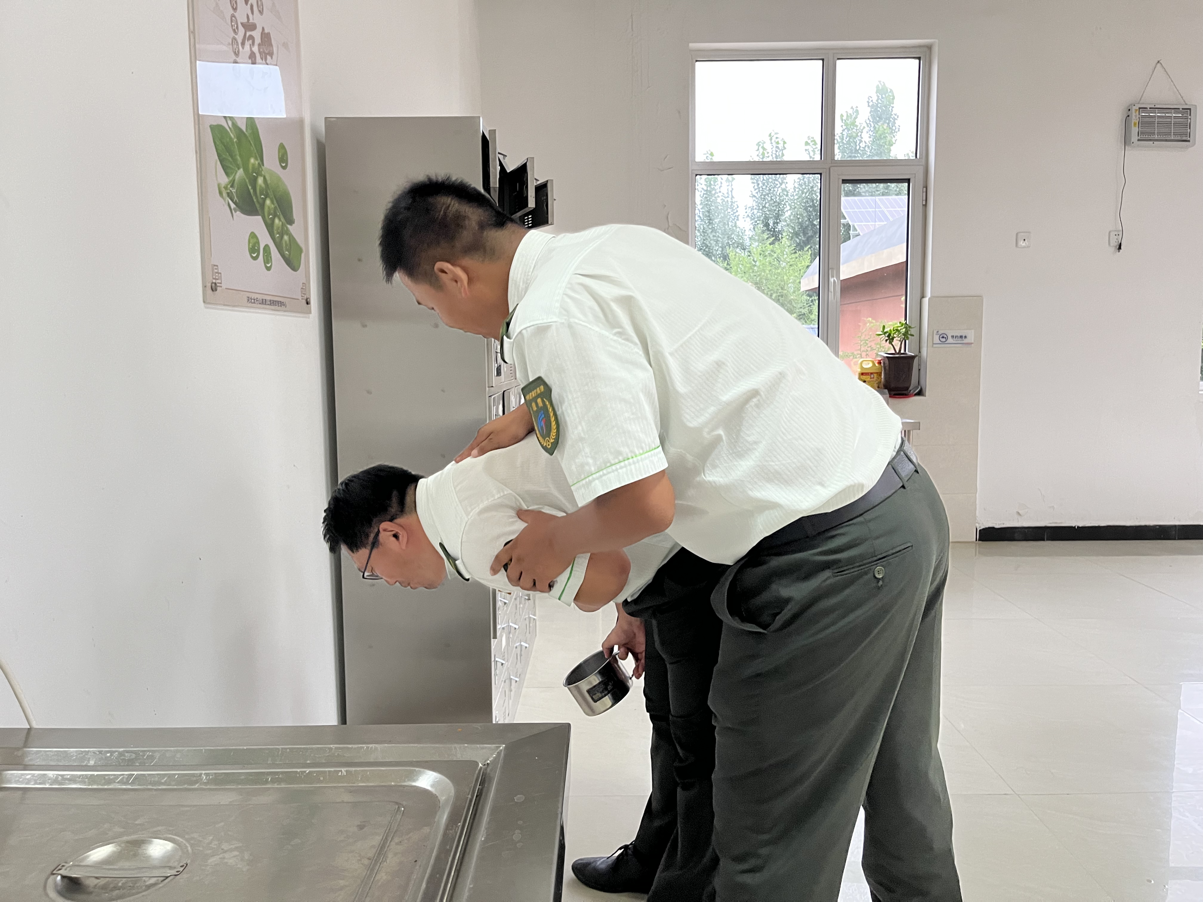 C:\Users\联想\Desktop\需上传稿件\食物中毒应急演练 (2).jpg