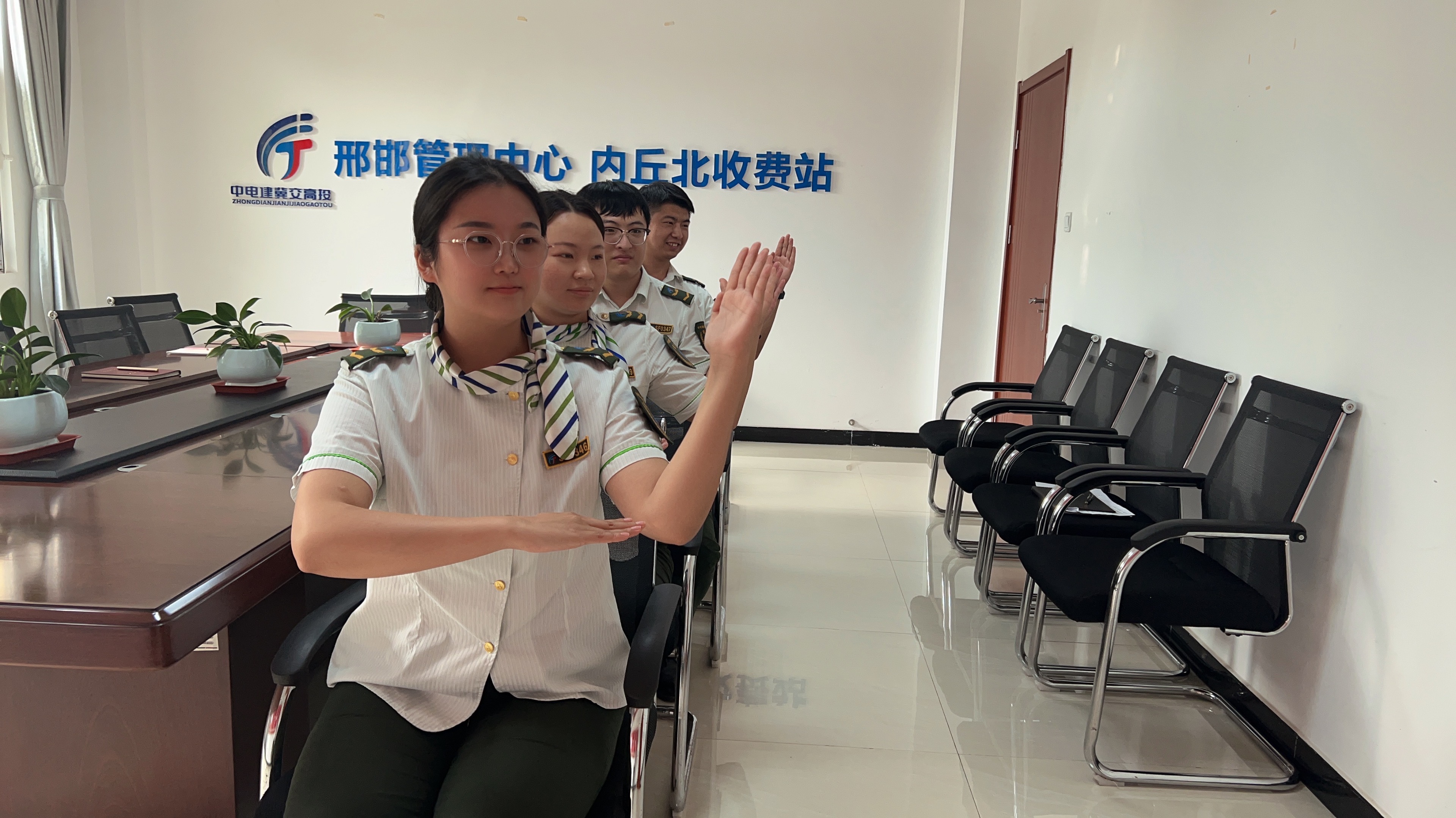 C:\Users\联想\Desktop\文明服务上台阶.jpg C:\Users\联想\Desktop\文明服务上台阶.jpg