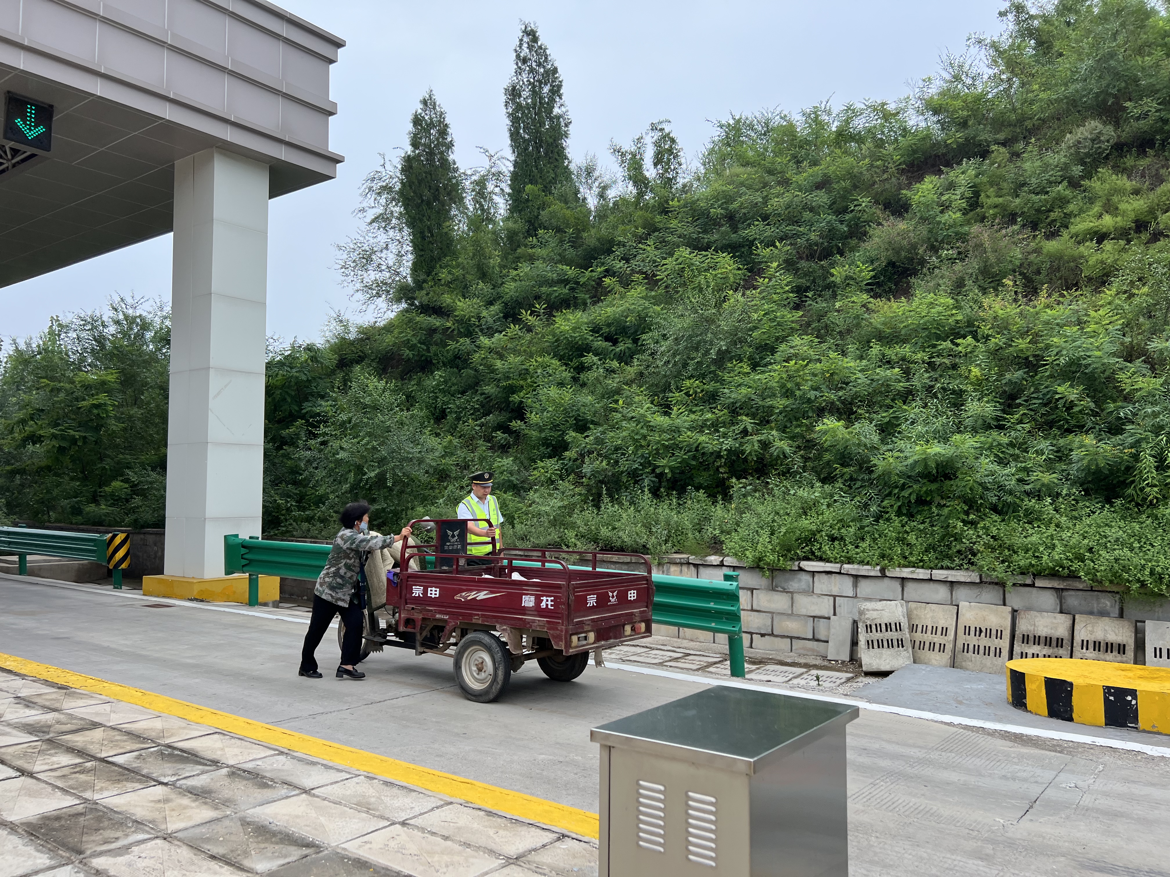 C:\Users\联想\Desktop\内丘北收费站及时劝阻非机动车辆上高速.jpg