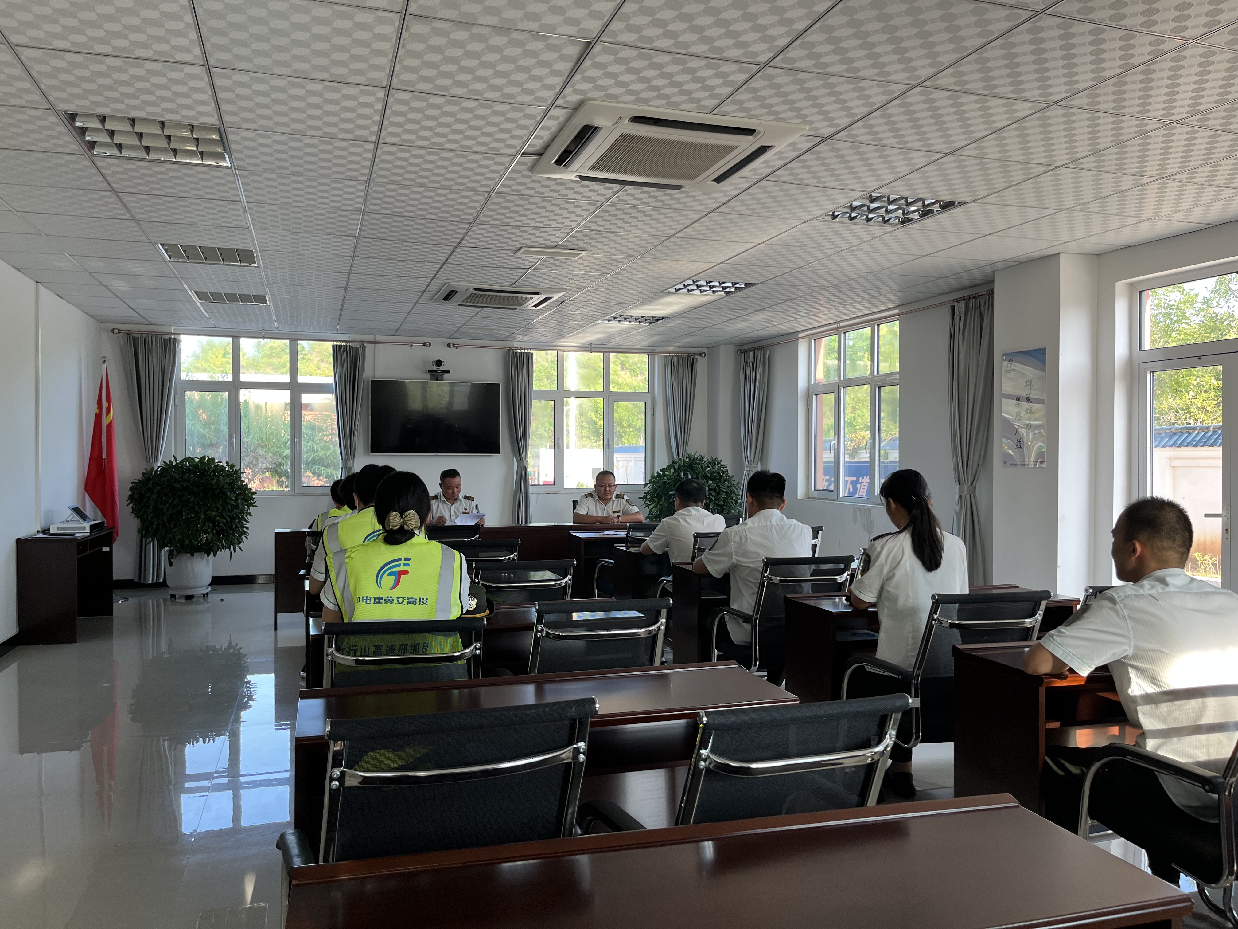 E:\办公室文件\8.稿件\2023年\9月\23.胡瑞明-太行山高速内丘北收费站组织学习“岗位大练兵”收费业务题库.jpg