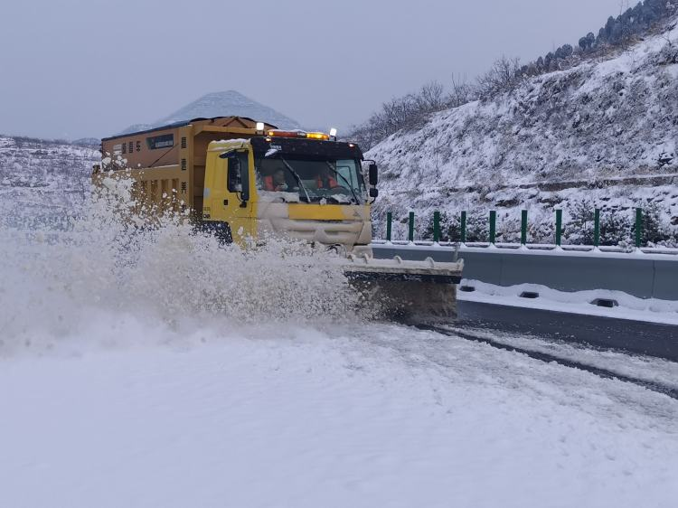 除雪撒布车除雪中.png