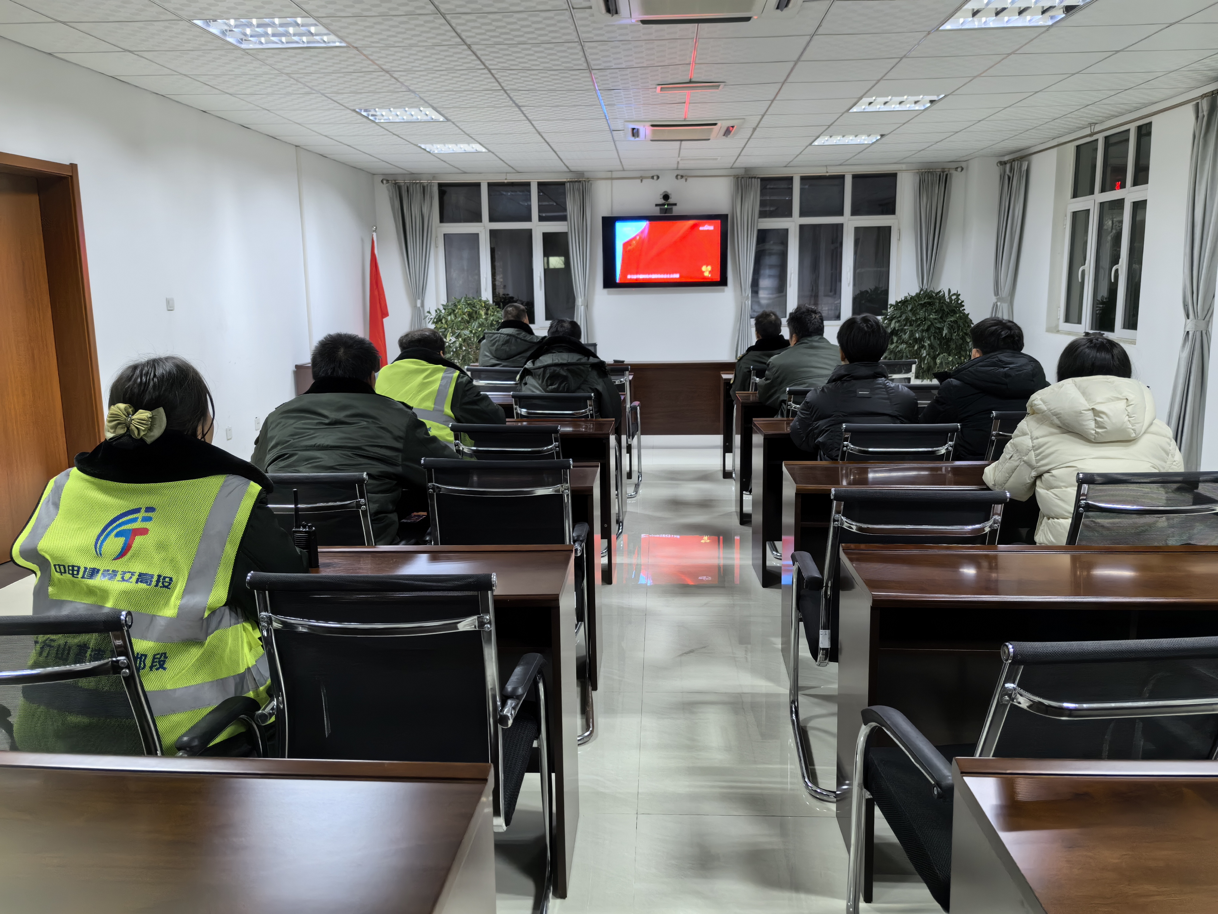 内丘北收费站积极组织在站员工观看《榜样8》专题节目.jpg 内丘北收费站积极组织在站员工观看《榜样8》专题节目.jpg