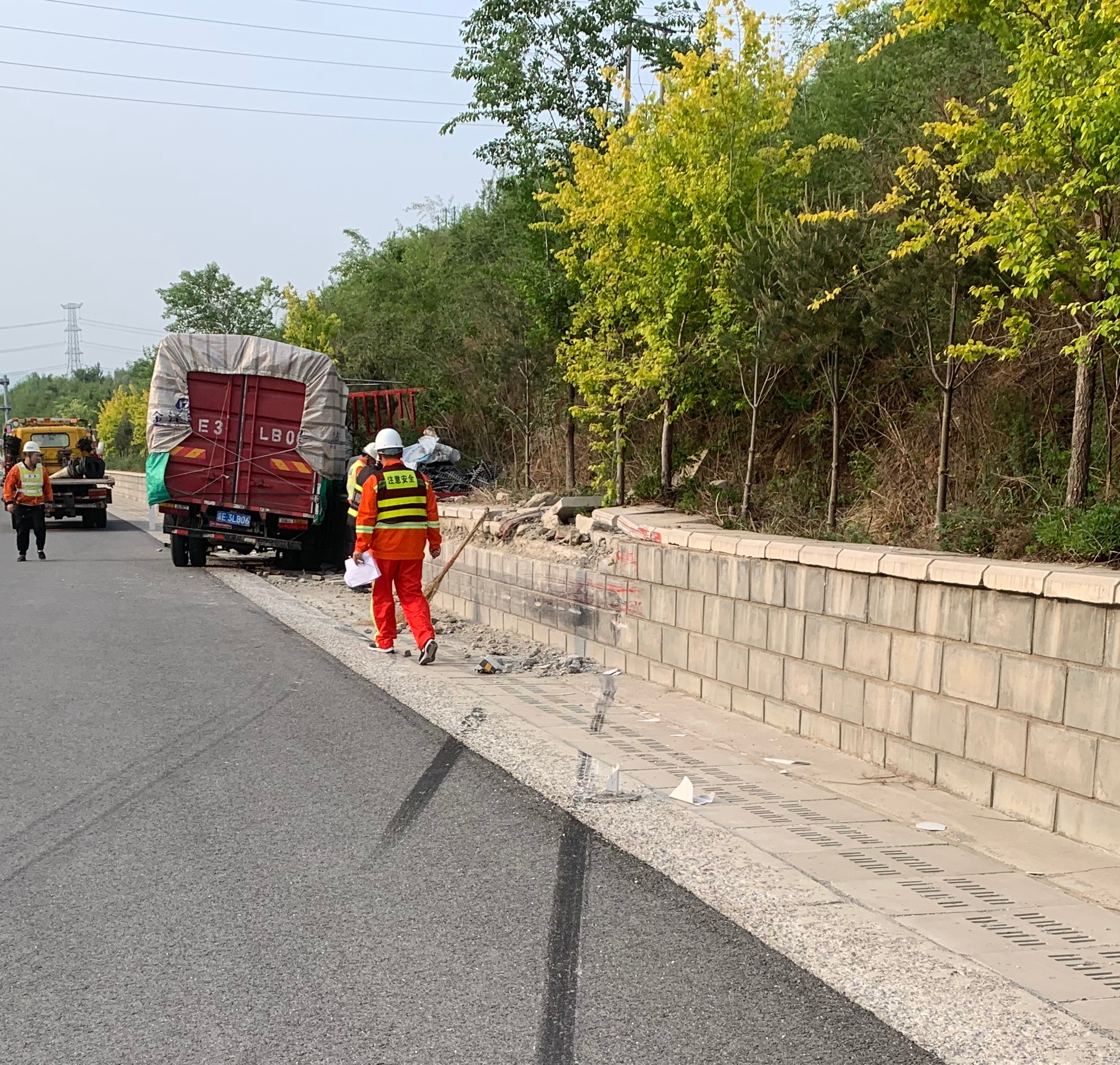 C:\Users\Administrator\Desktop\55a033c56faff575a1de6d189d0488c.jpg C:\Users\Administrator\Desktop\55a033c56faff575a1de6d189d0488c.jpg