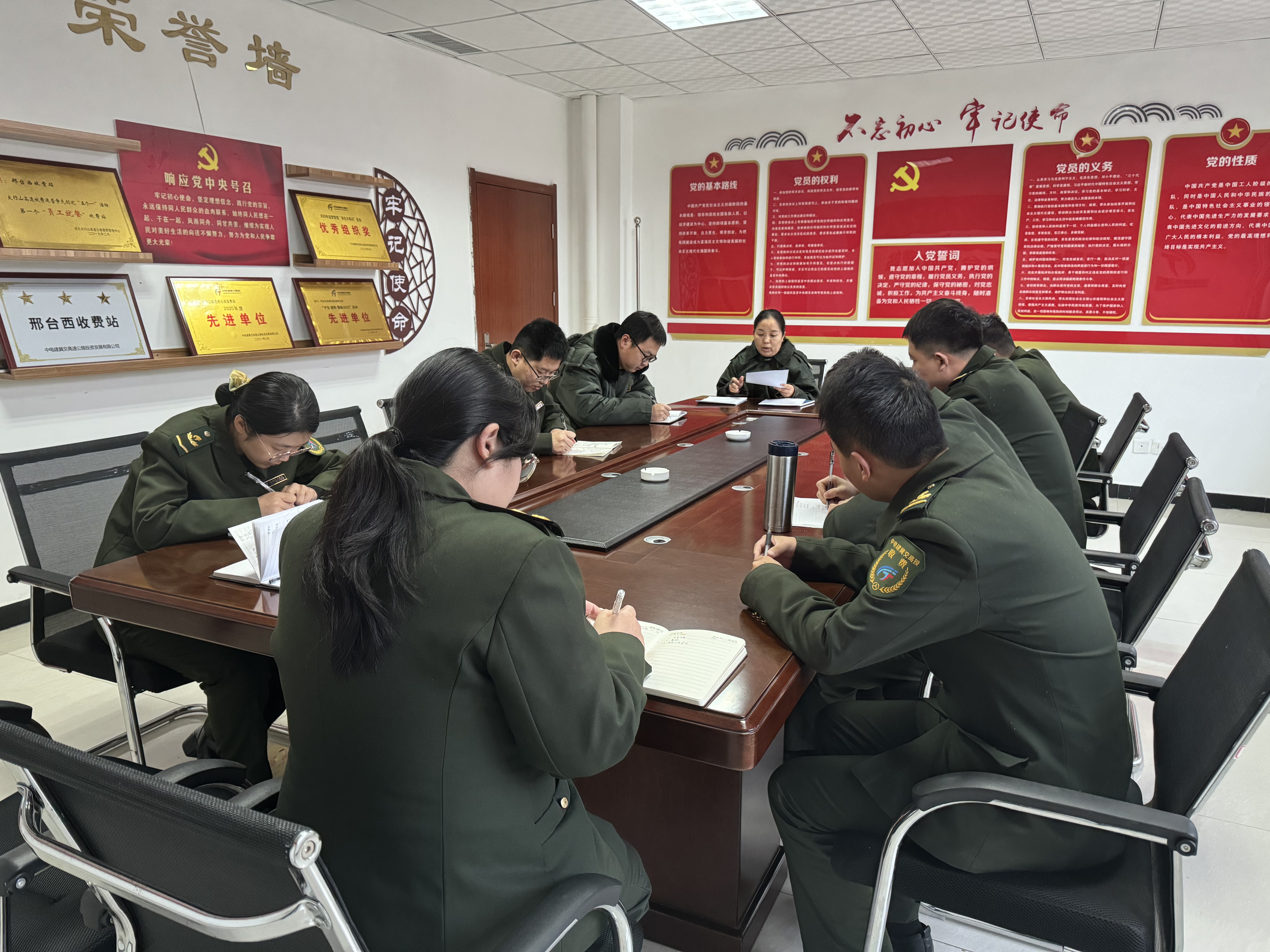 59edae292ef6cfb6469531a030d4518.jpg