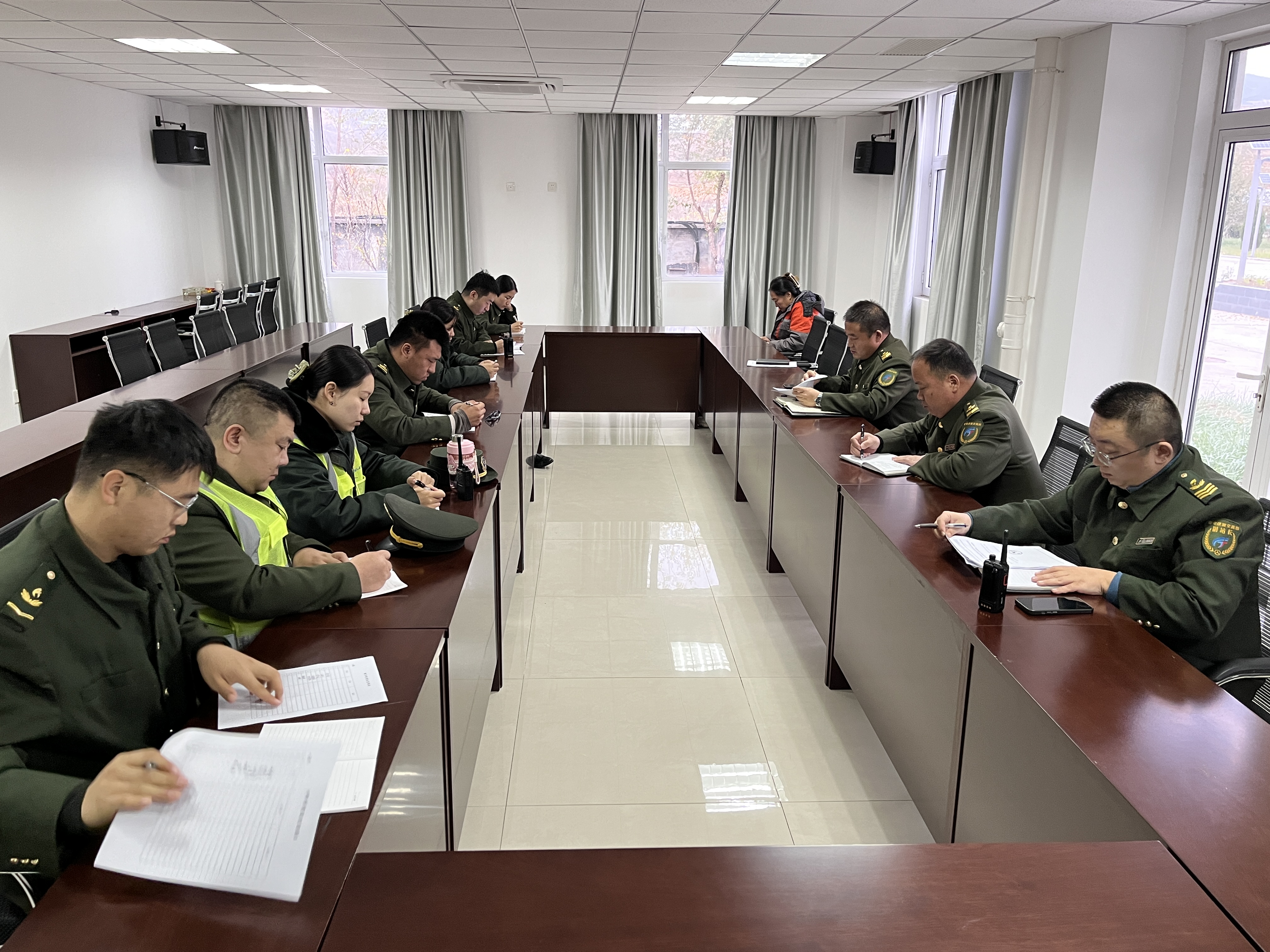 11.19安全生产例会照片1.jpg
