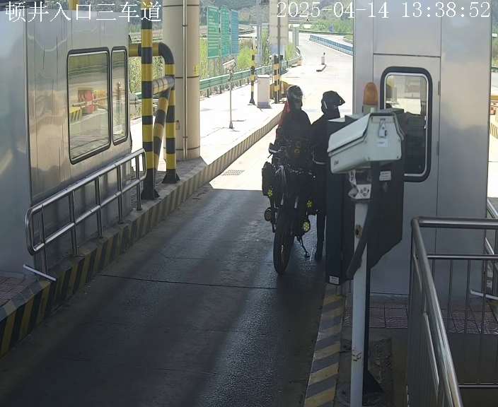 顿井入口三车道 (服务器)_001_2025-04-14-13-38-53.jpg