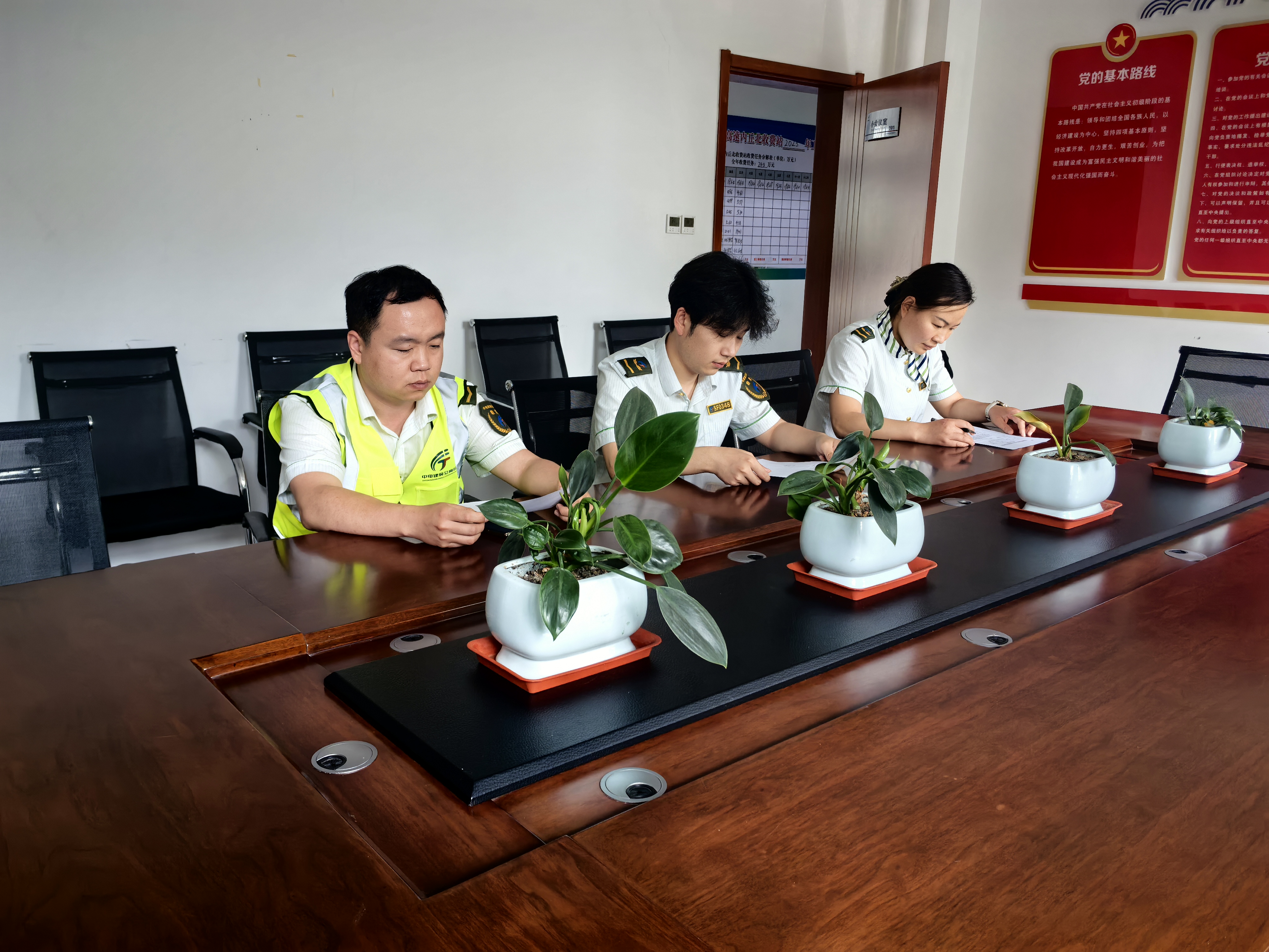 6.2 六五环境日——收费站节能减排 四班.jpg 6.2 六五环境日——收费站节能减排 四班.jpg