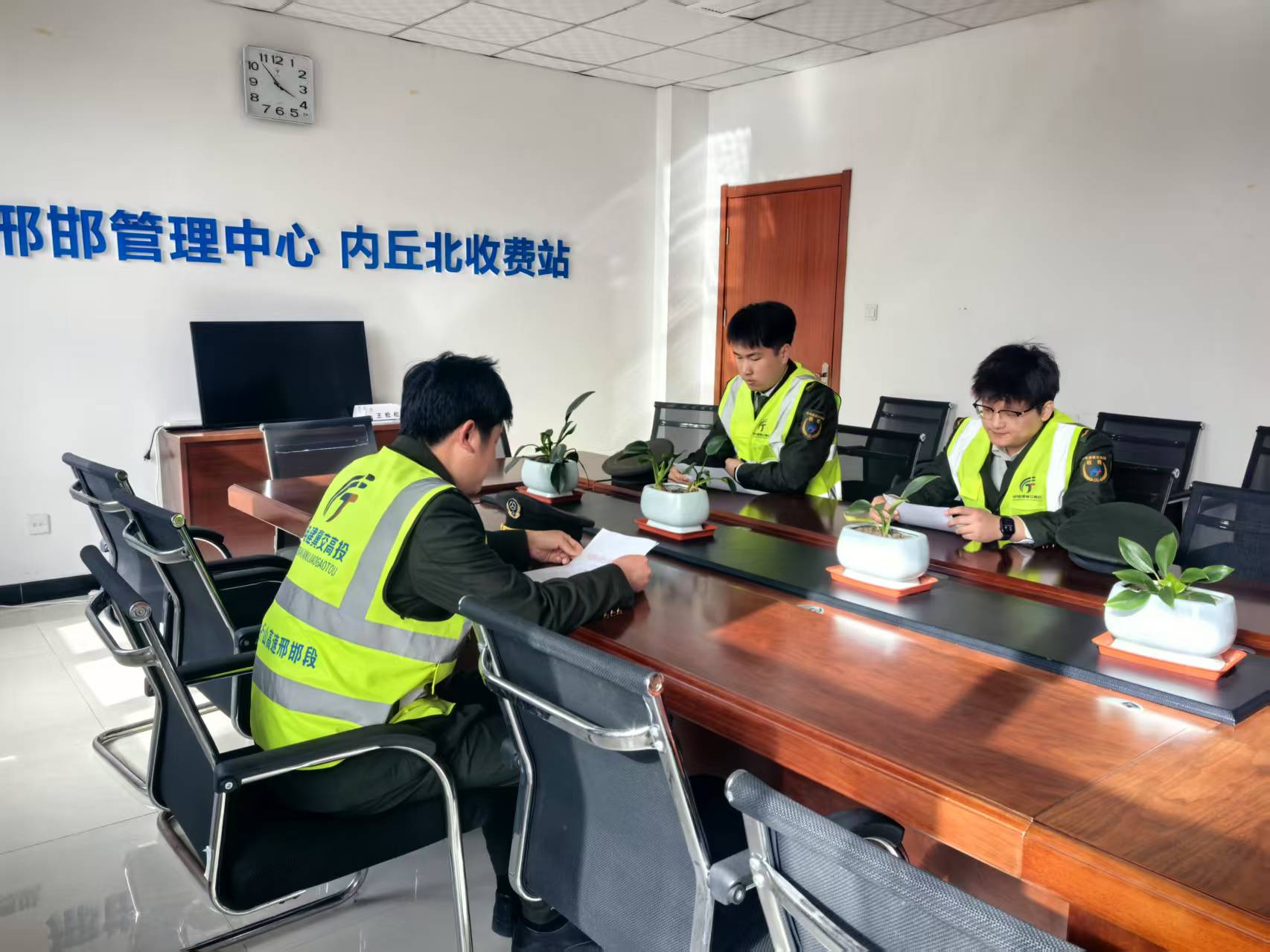 内丘北收费站开展绿通查验专项培训.jpg
