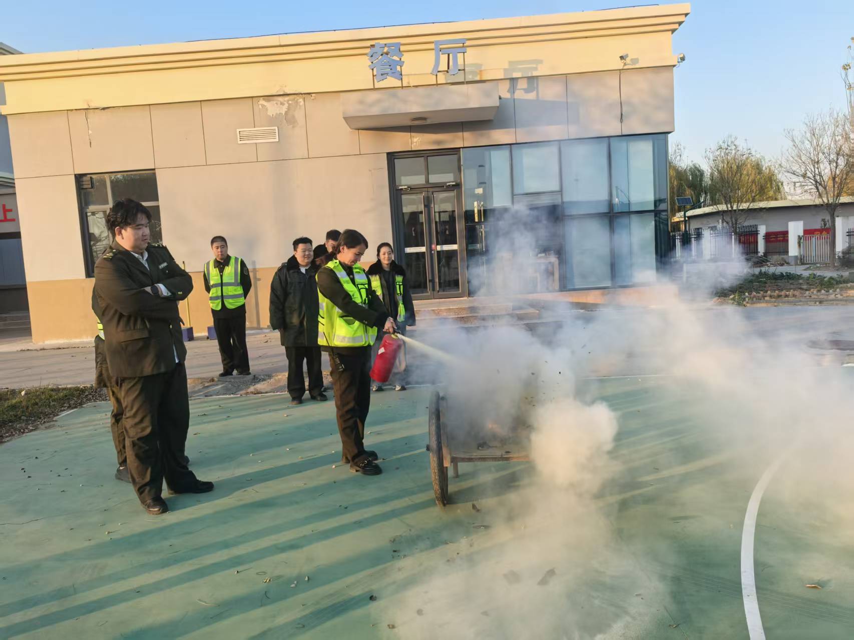 消防演练.jpg 消防演练.jpg