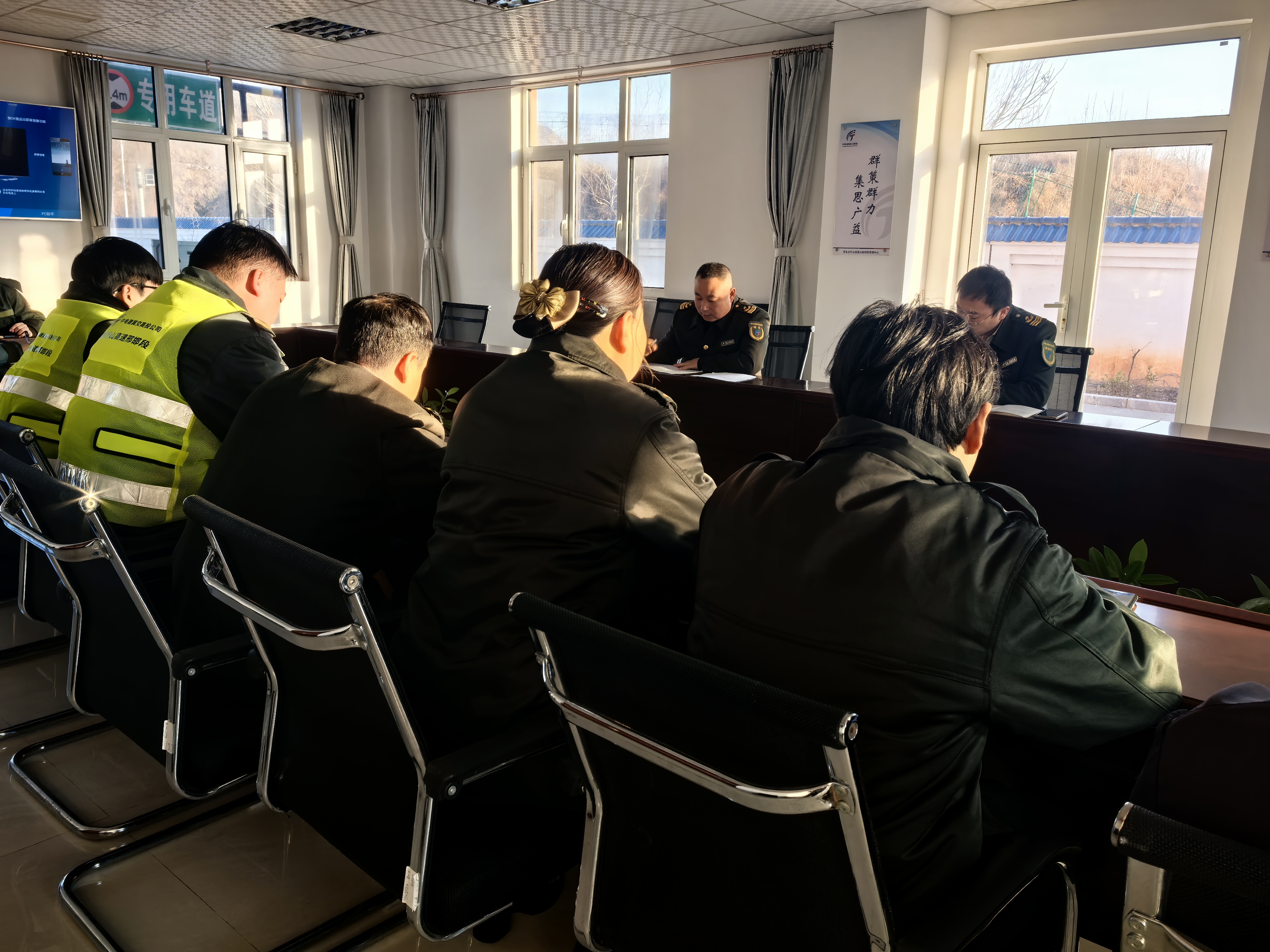 内丘北收费站组织专题学习 严格落实绿通车辆查验新规.jpg