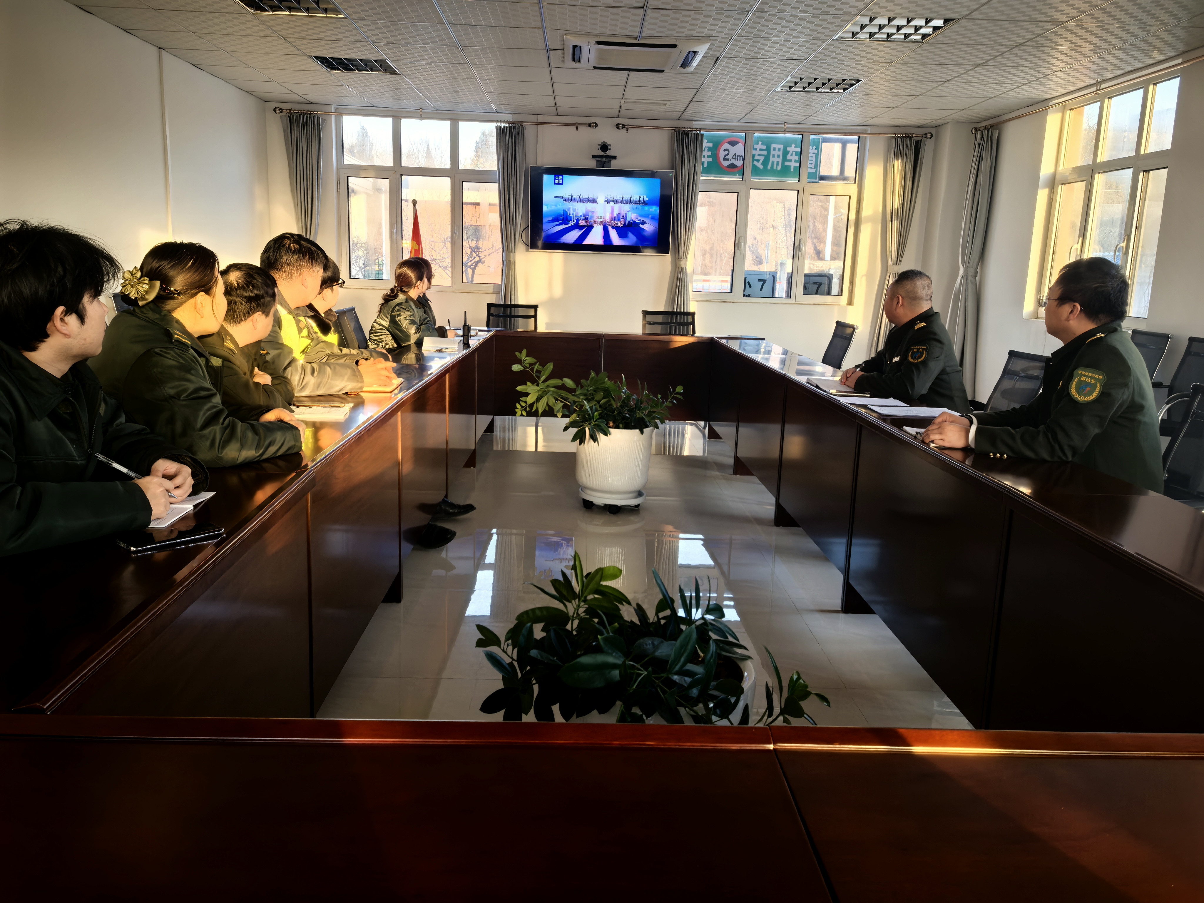 内丘北收费站组织观看反腐警示教育片《一步不能歇 半步不退让》.jpg