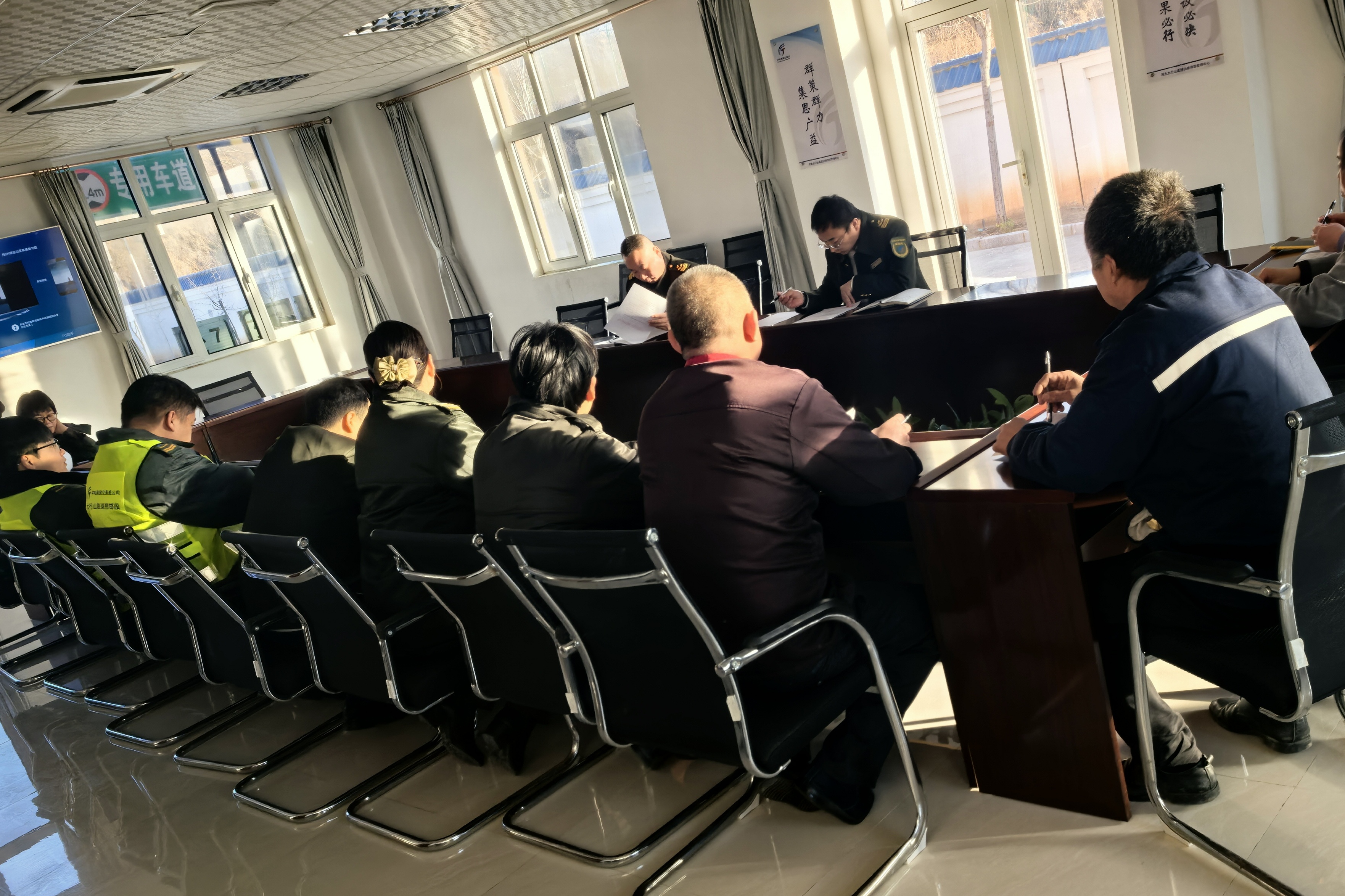 内丘北收费站传达学习2026年第一季度安委会暨信访维稳工作会议精神.jpg