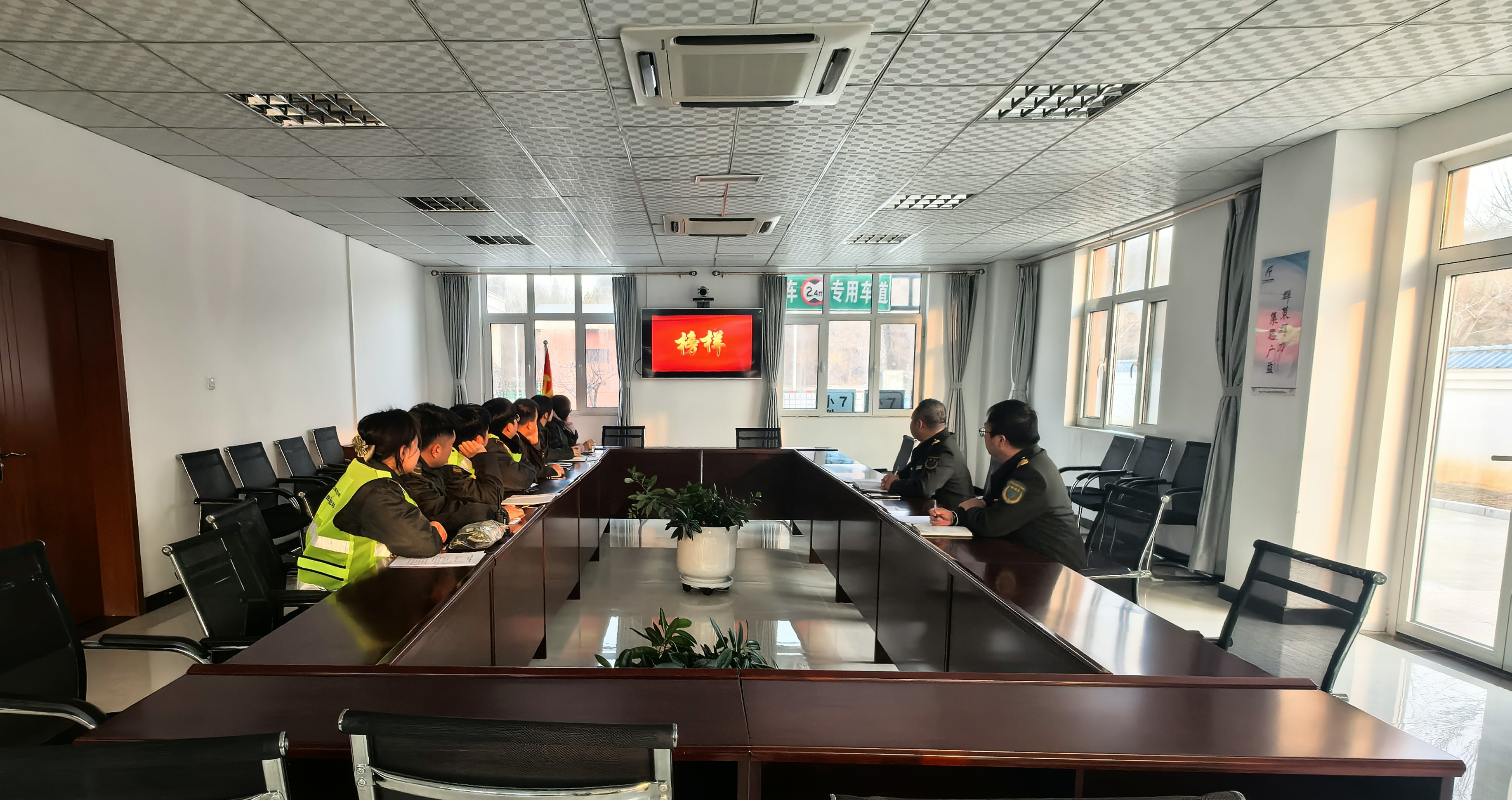 凝聚榜样力量 砥砺奋进初心—内丘北收费站组织全体员工观看学习《榜样10》 .jpg 凝聚榜样力量 砥砺奋进初心—内丘北收费站组织全体员工观看学习《榜样10》 .jpg