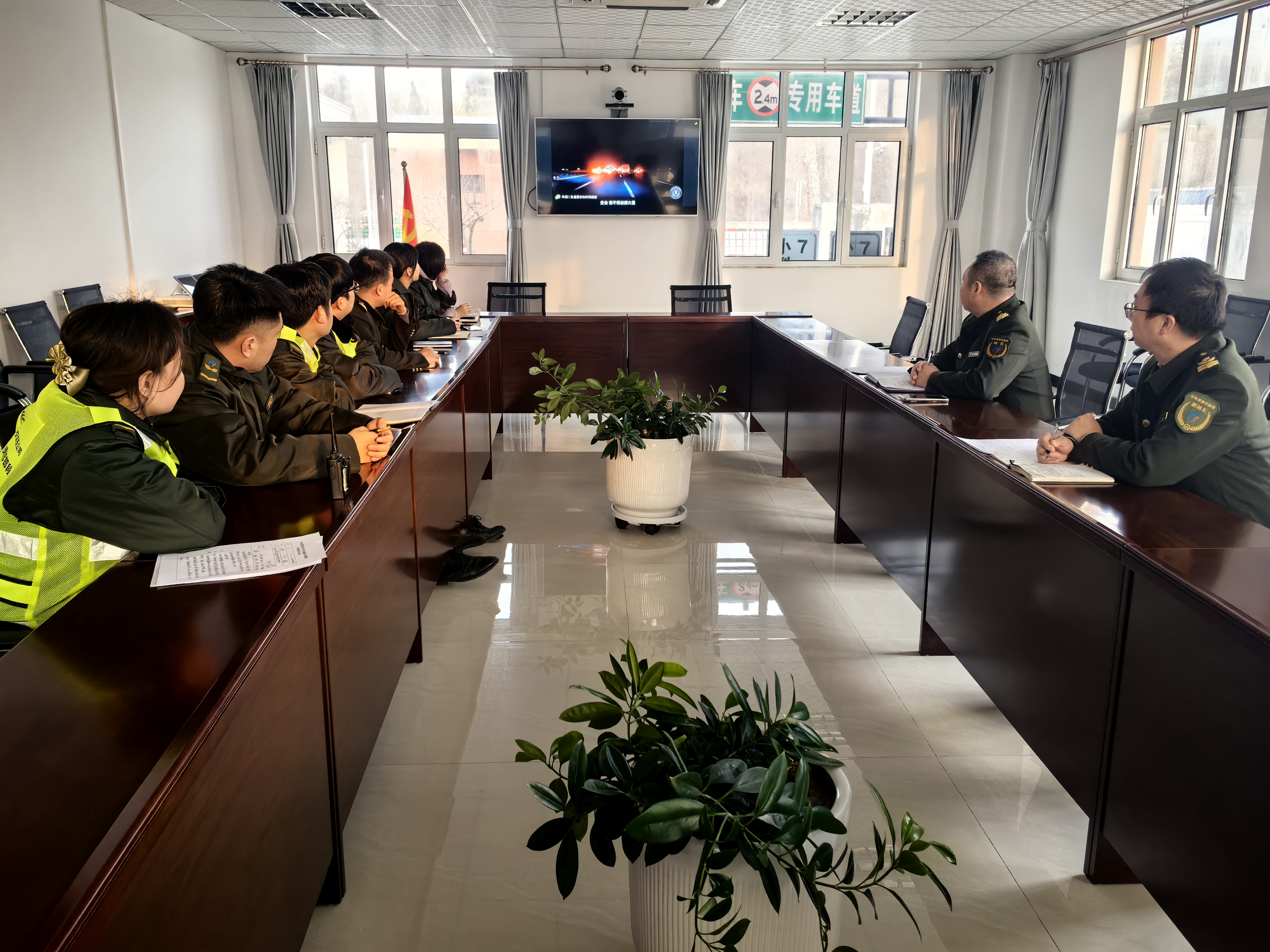 警钟长鸣！内丘北收费站组织观看《高速“驰骋”不失控》警示教育片docx.jpg