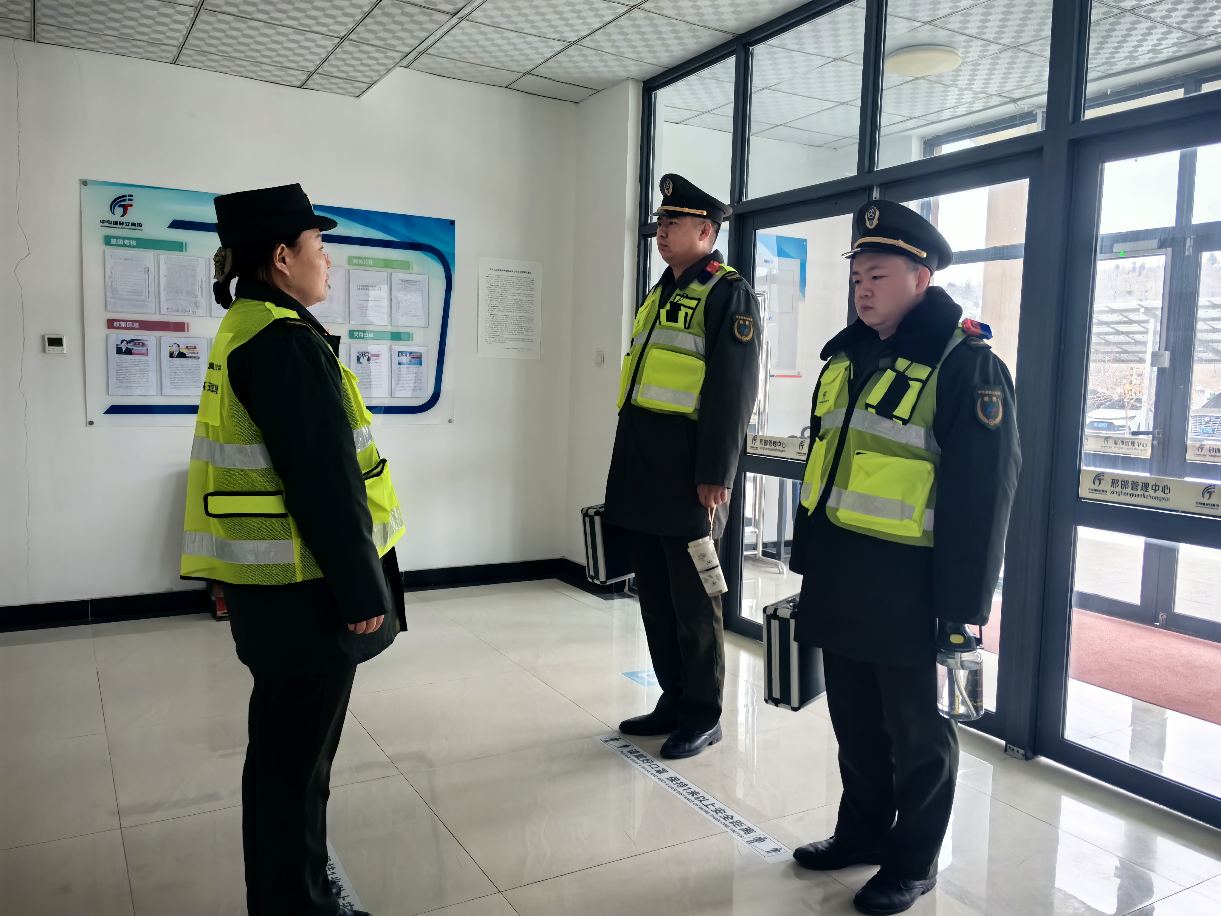 未雨绸缪保畅通：内丘北收费站“岗前警示”重点培训大流量疏导与恶劣天气应对.jpg