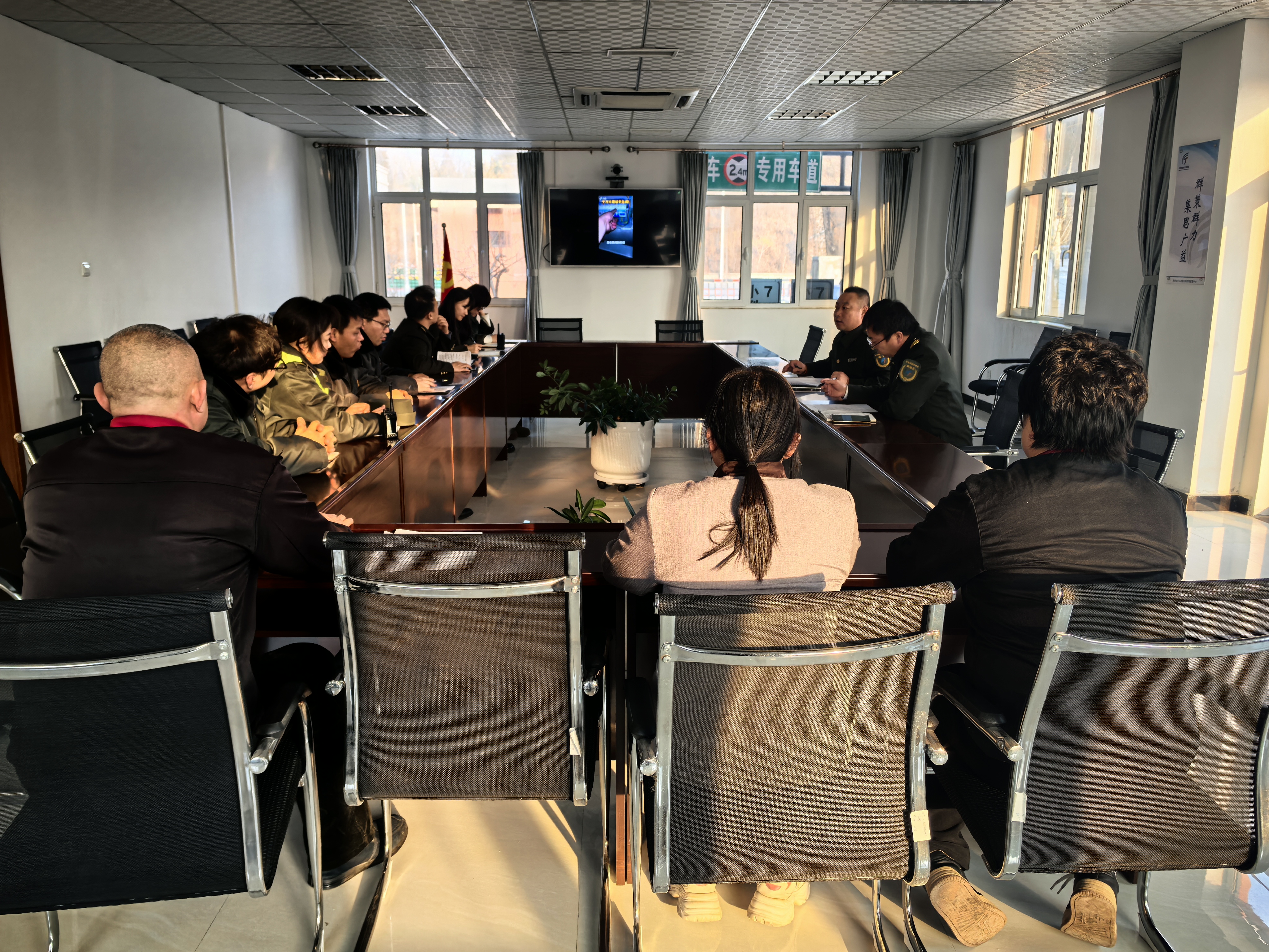 严守操作规范,杜绝用电风险——内丘北收费站组织用电安全学习.jpg 严守操作规范,杜绝用电风险——内丘北收费站组织用电安全学习.jpg