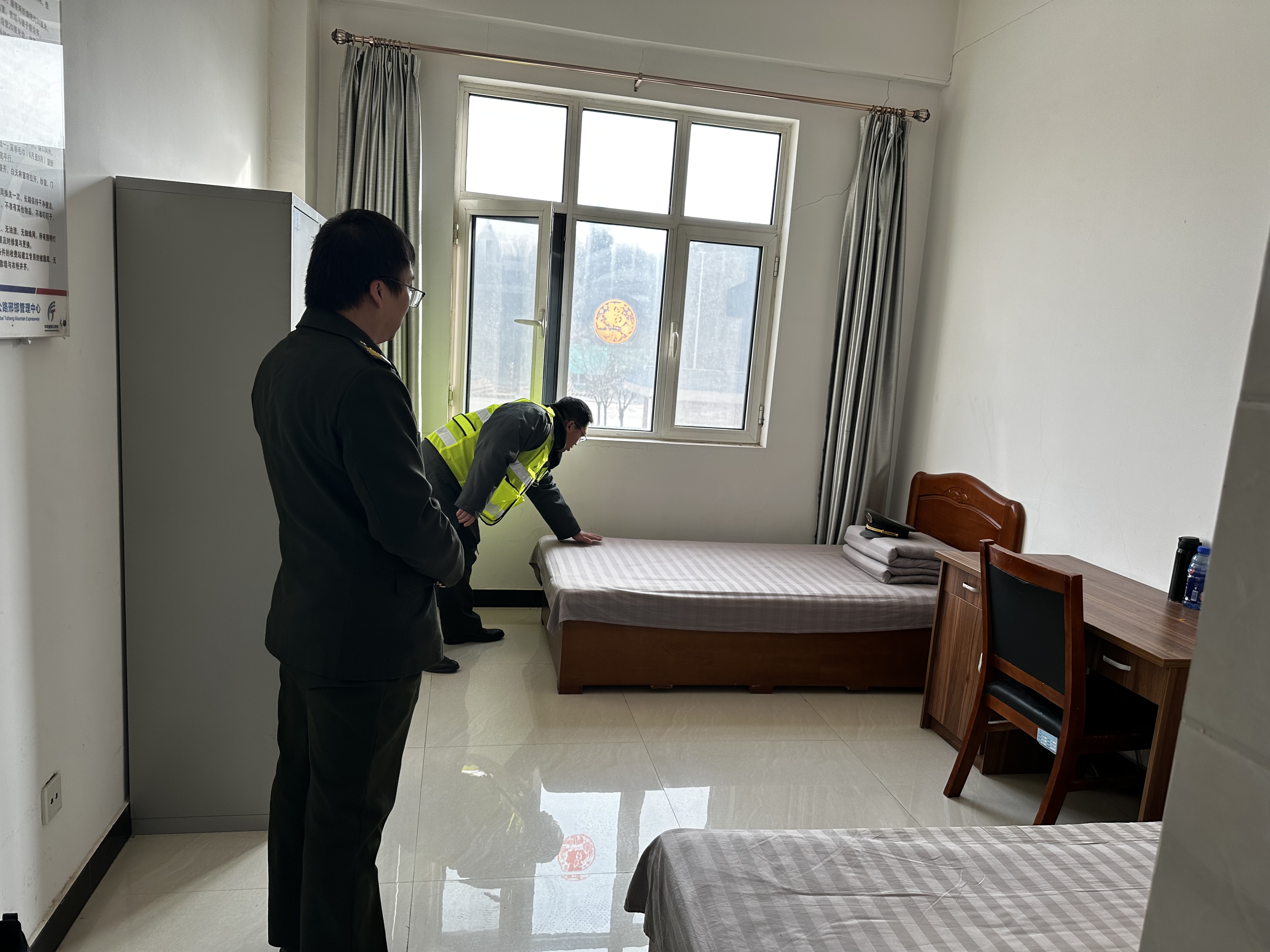 内丘北收费站开展卫生检查，强化环境管理.jpg