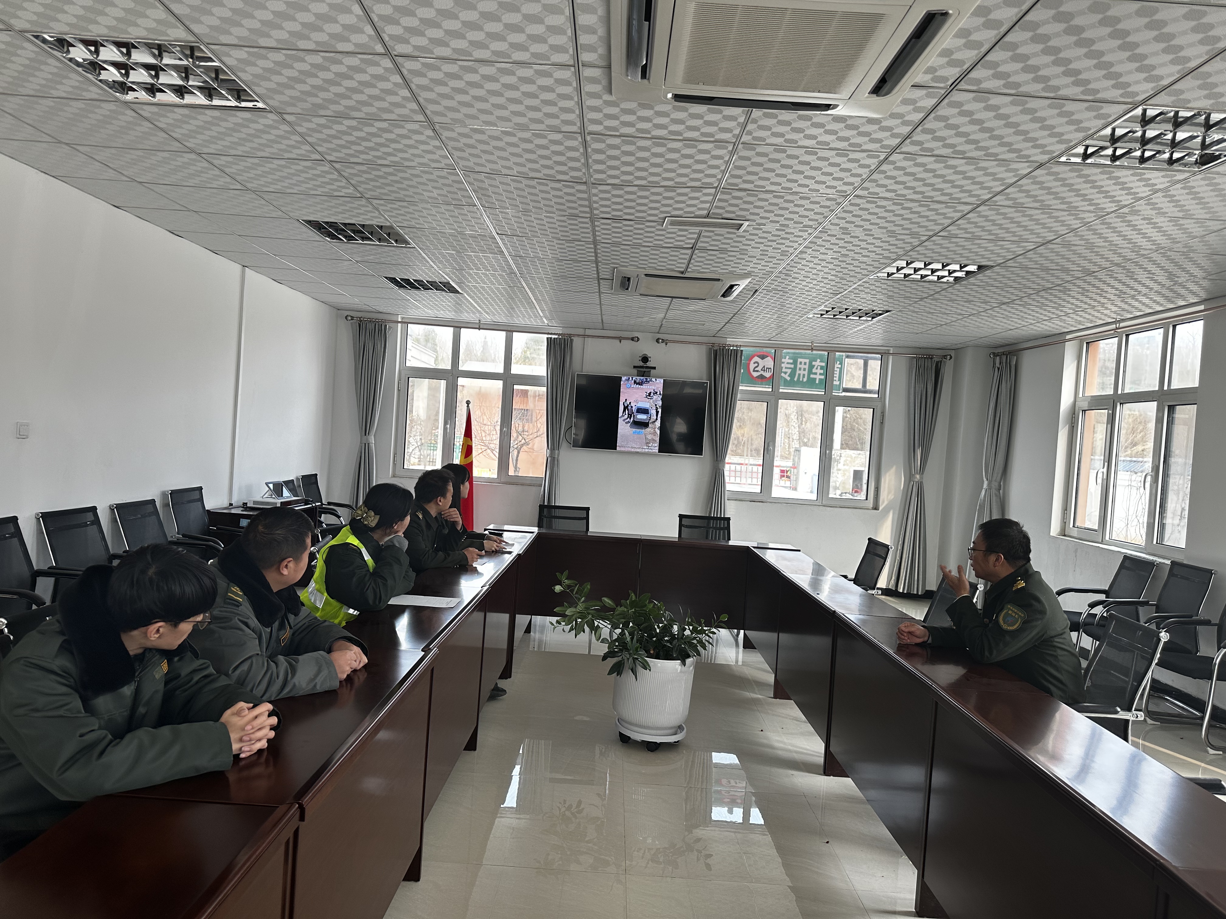 2.22紧绷安全弦 把好返程关—内丘北收费站组织员工观看春运返程安全片.jpg