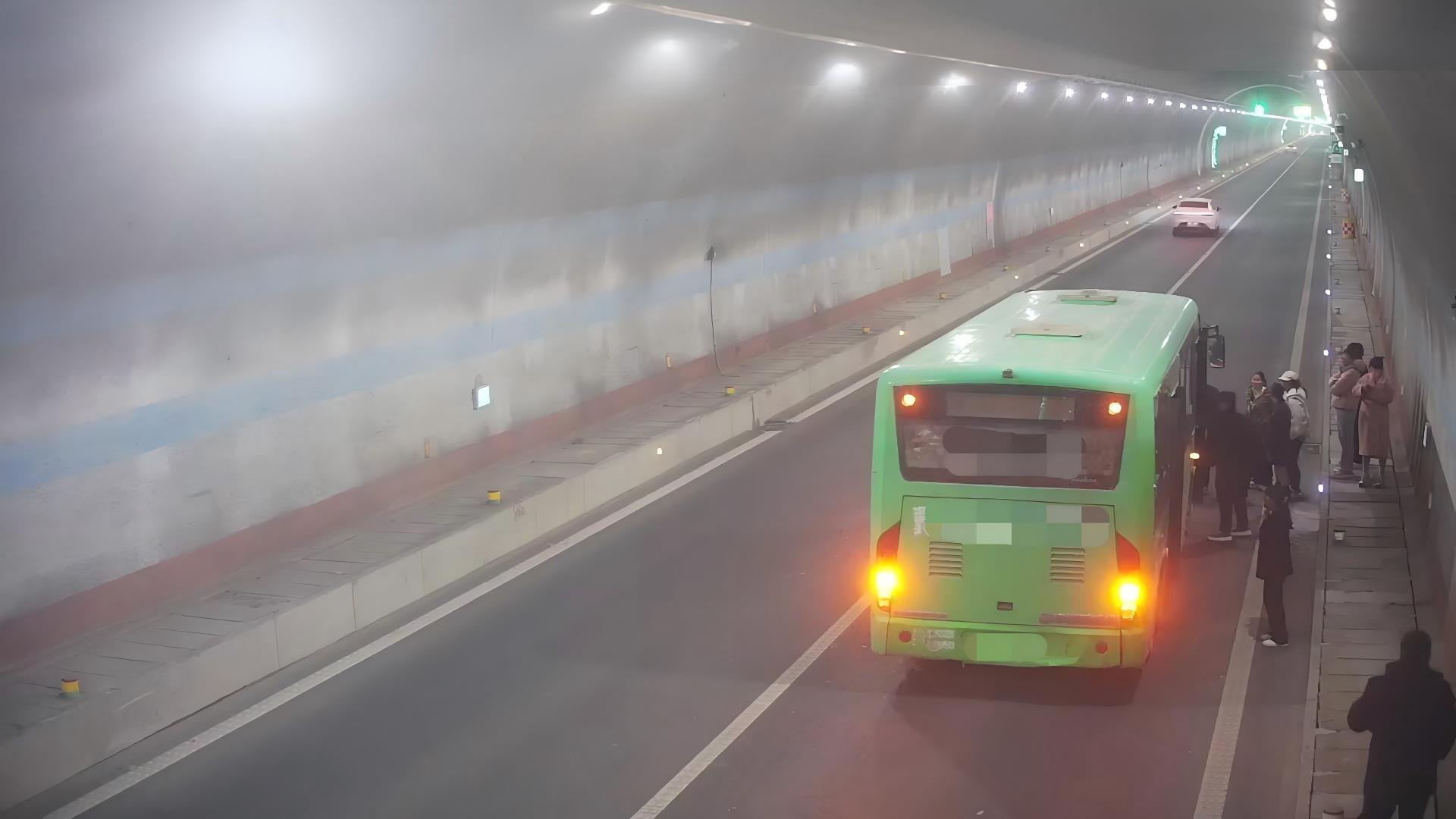 故障大巴 人员下车.jpg