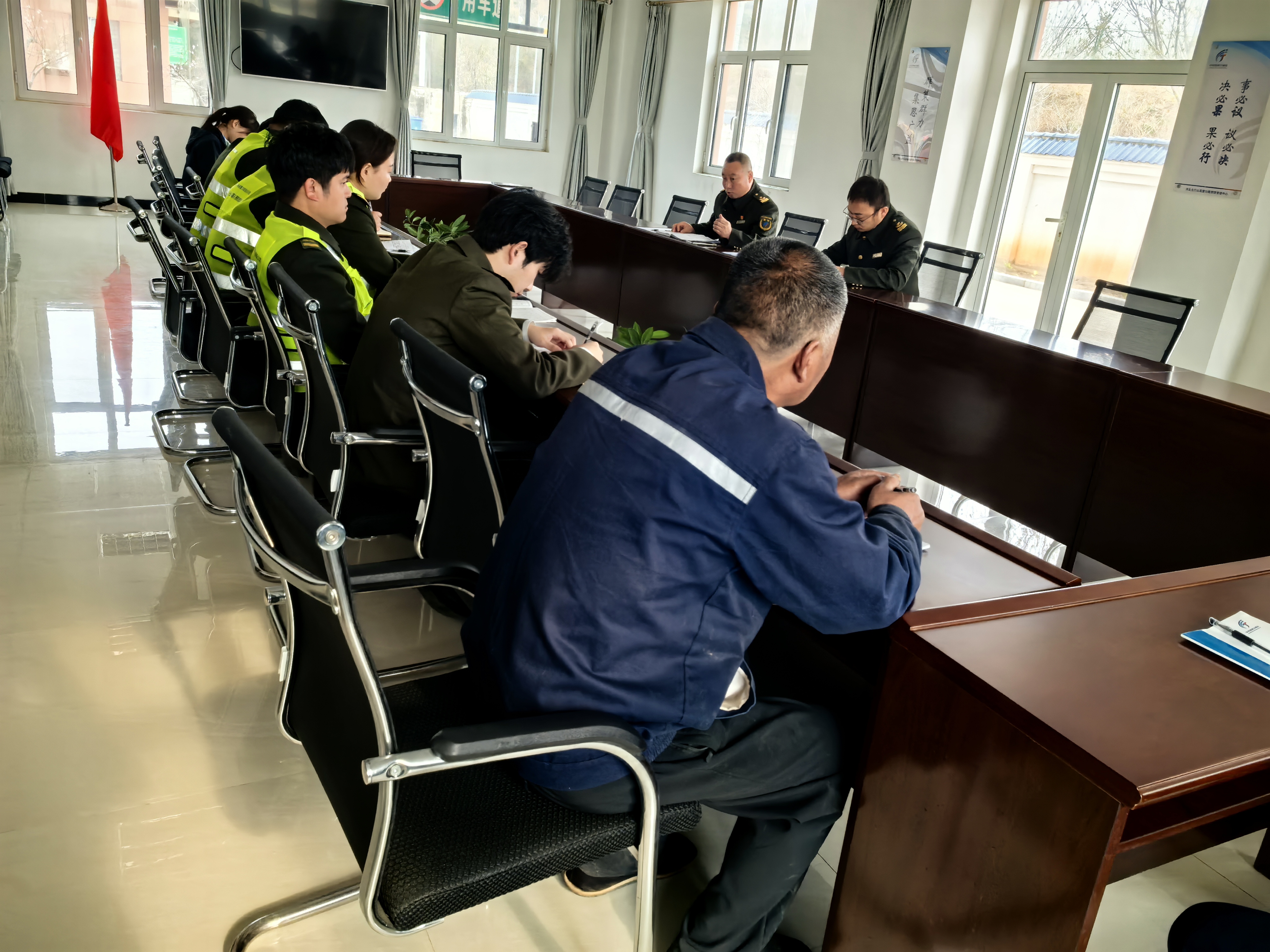 内丘北收费站以案例剖析为抓手 压实职工岗位安全职责.jpg