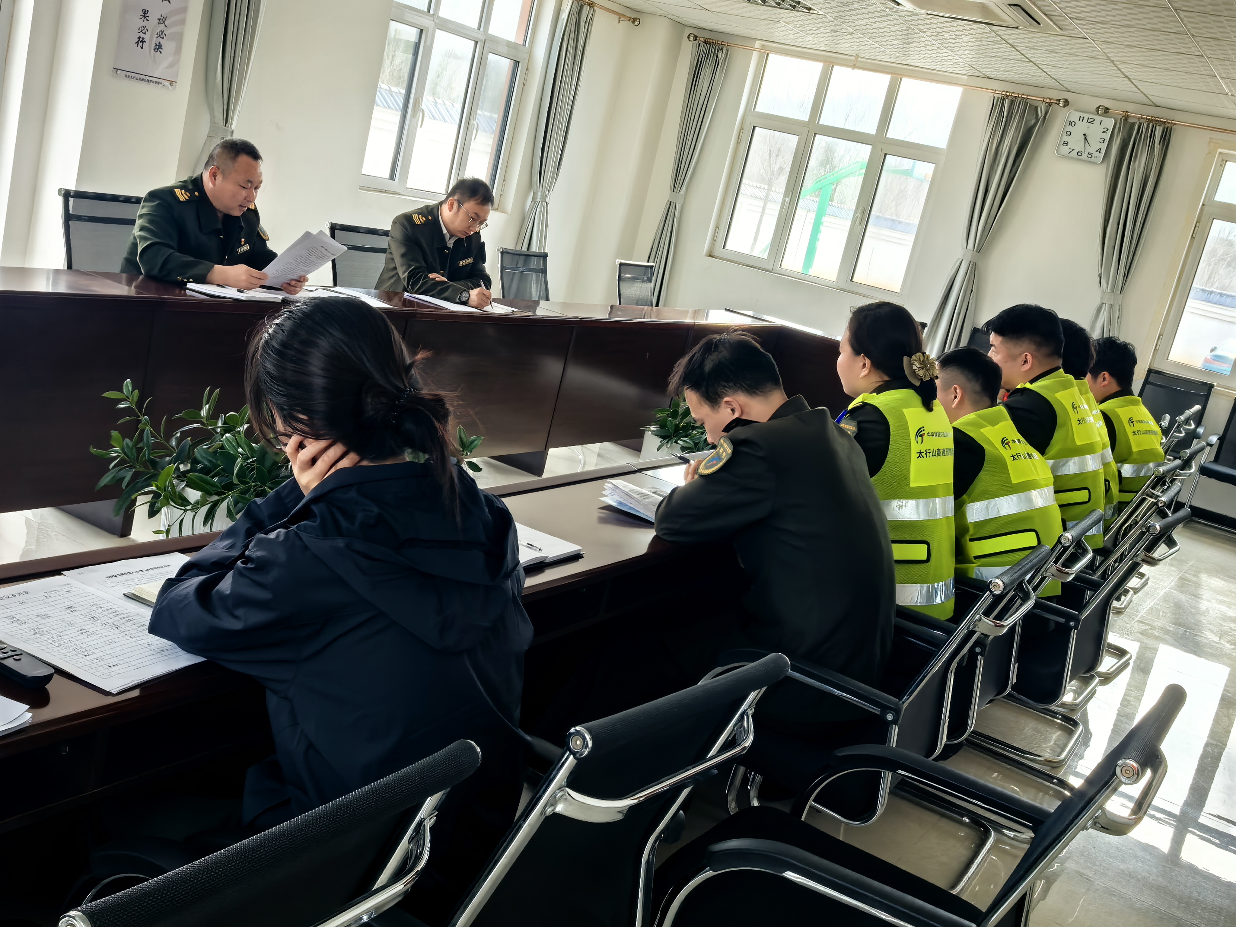 深学细悟守国安 凝心聚力护防线——内丘北收费站开展主题研讨.jpg