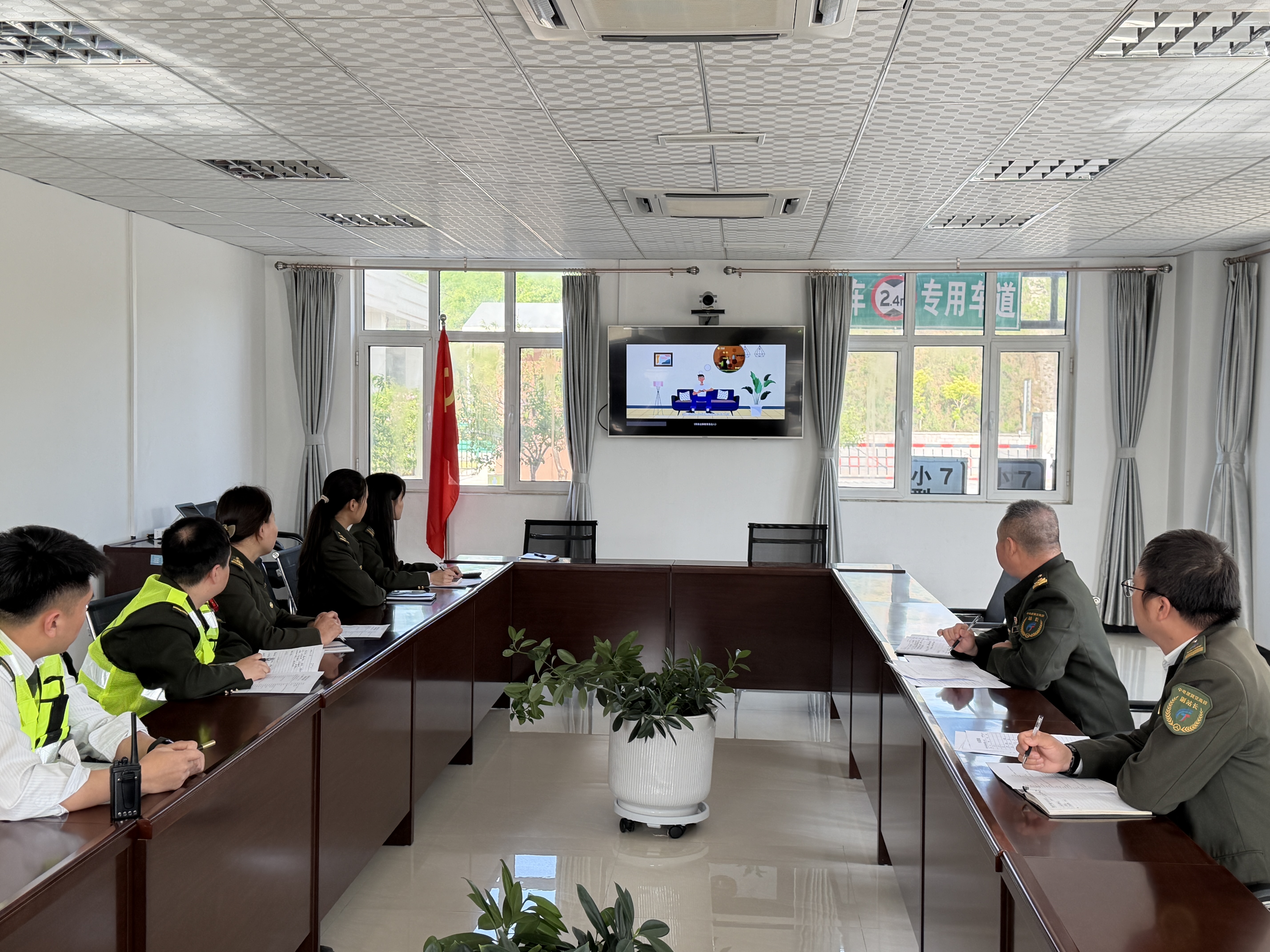 4.20从“观看”到“警醒”，内丘北收费站借助警示教育片推动保密工作入脑入心 (2).JPG