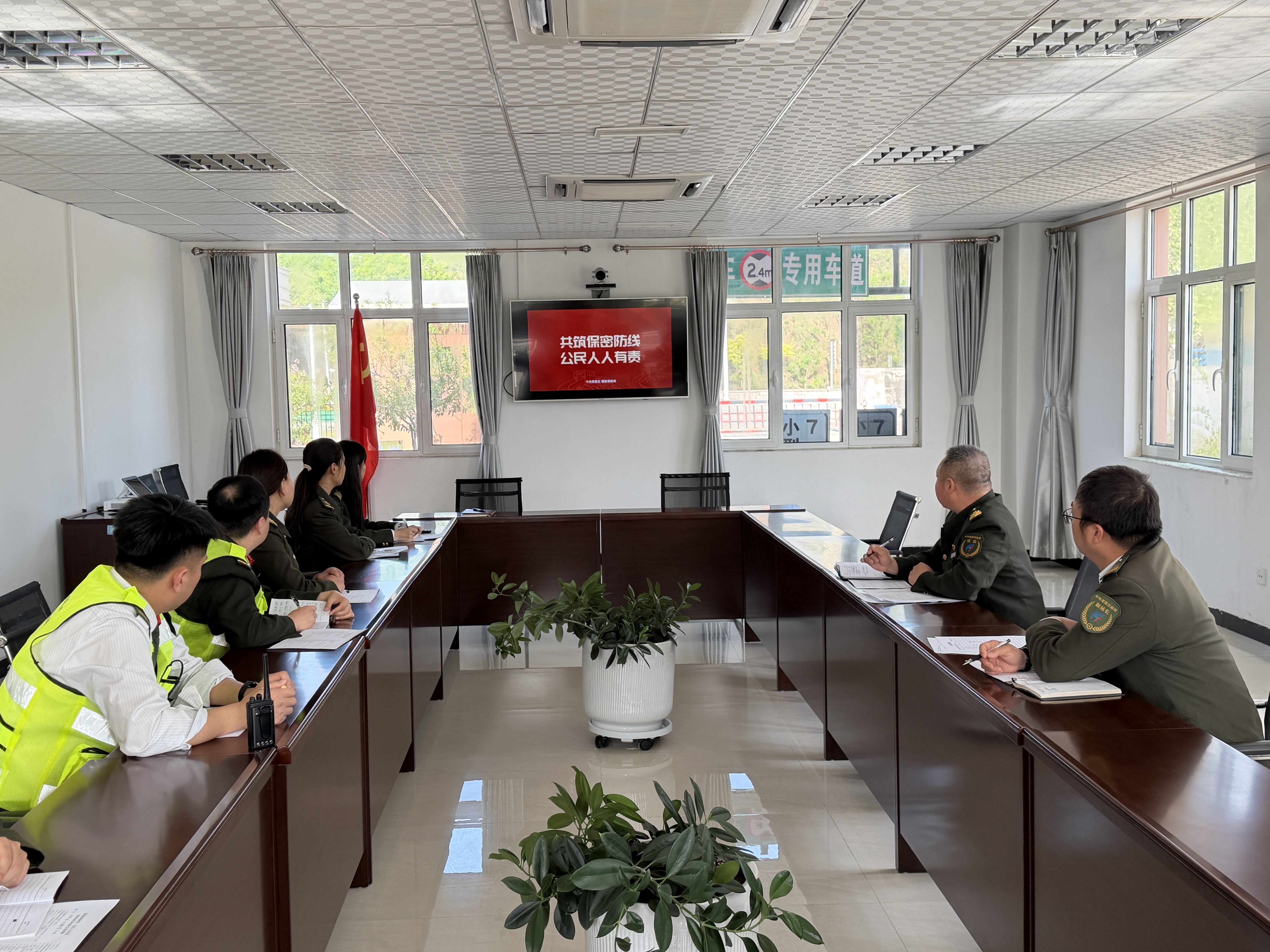汲取信仰力量 严守保密纪律:内丘北收费站员工共学《方寸之间》.JPG 汲取信仰力量 严守保密纪律:内丘北收费站员工共学《方寸之间》.JPG