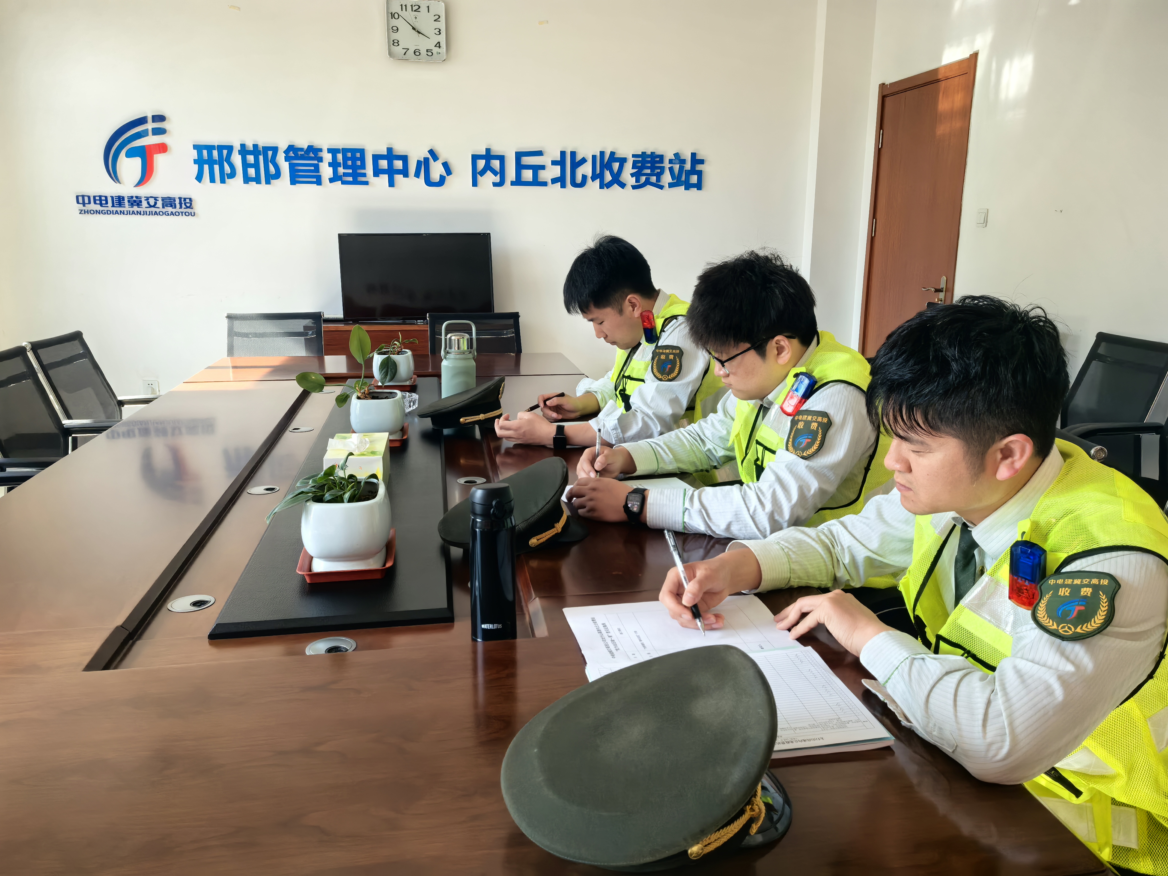 传承五四薪火 锤炼过硬本领 内丘北收费站开展青年经验交流活动 .jpg