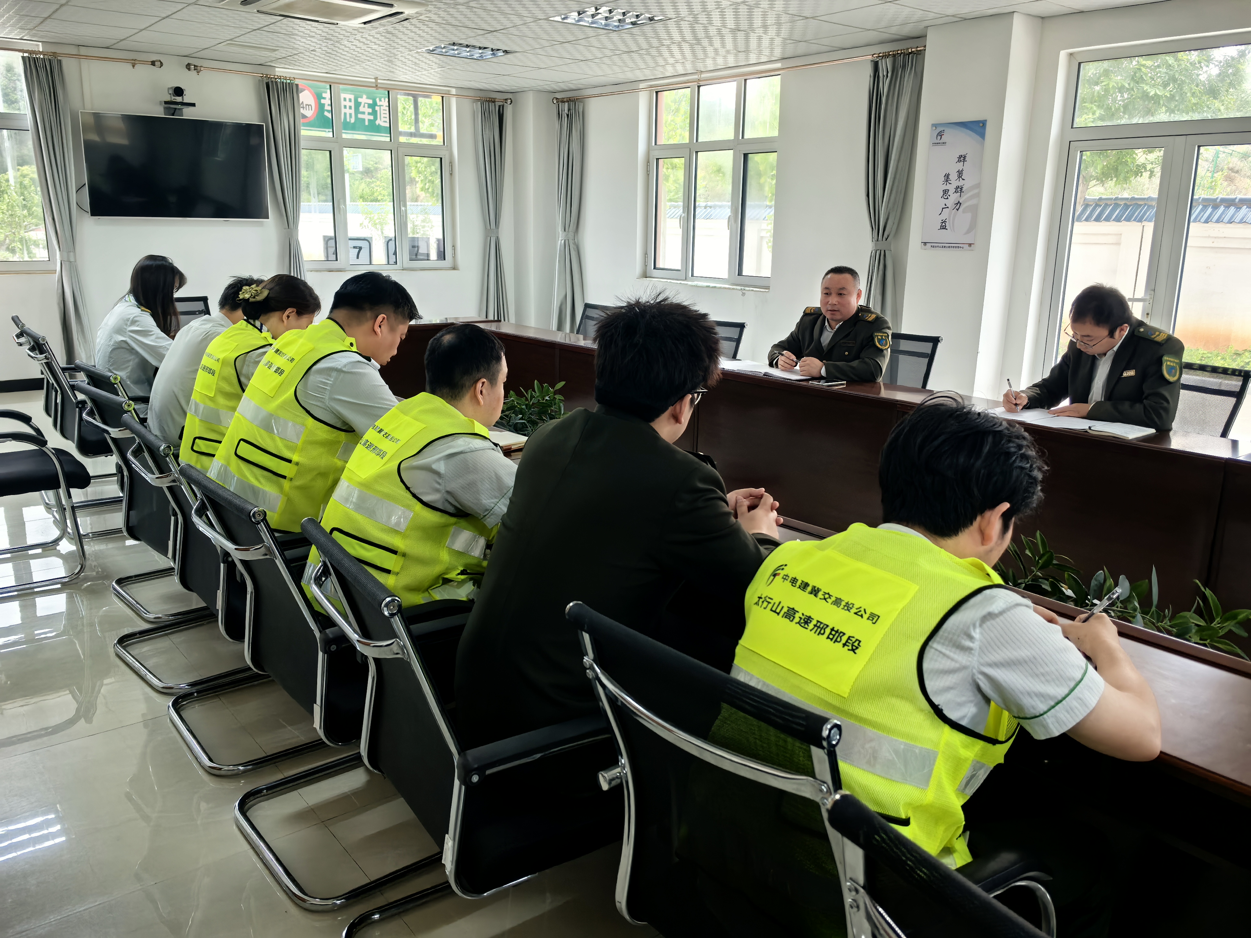 内丘北收费站党支部开展树立和践行正确政绩观学习教育.jpg