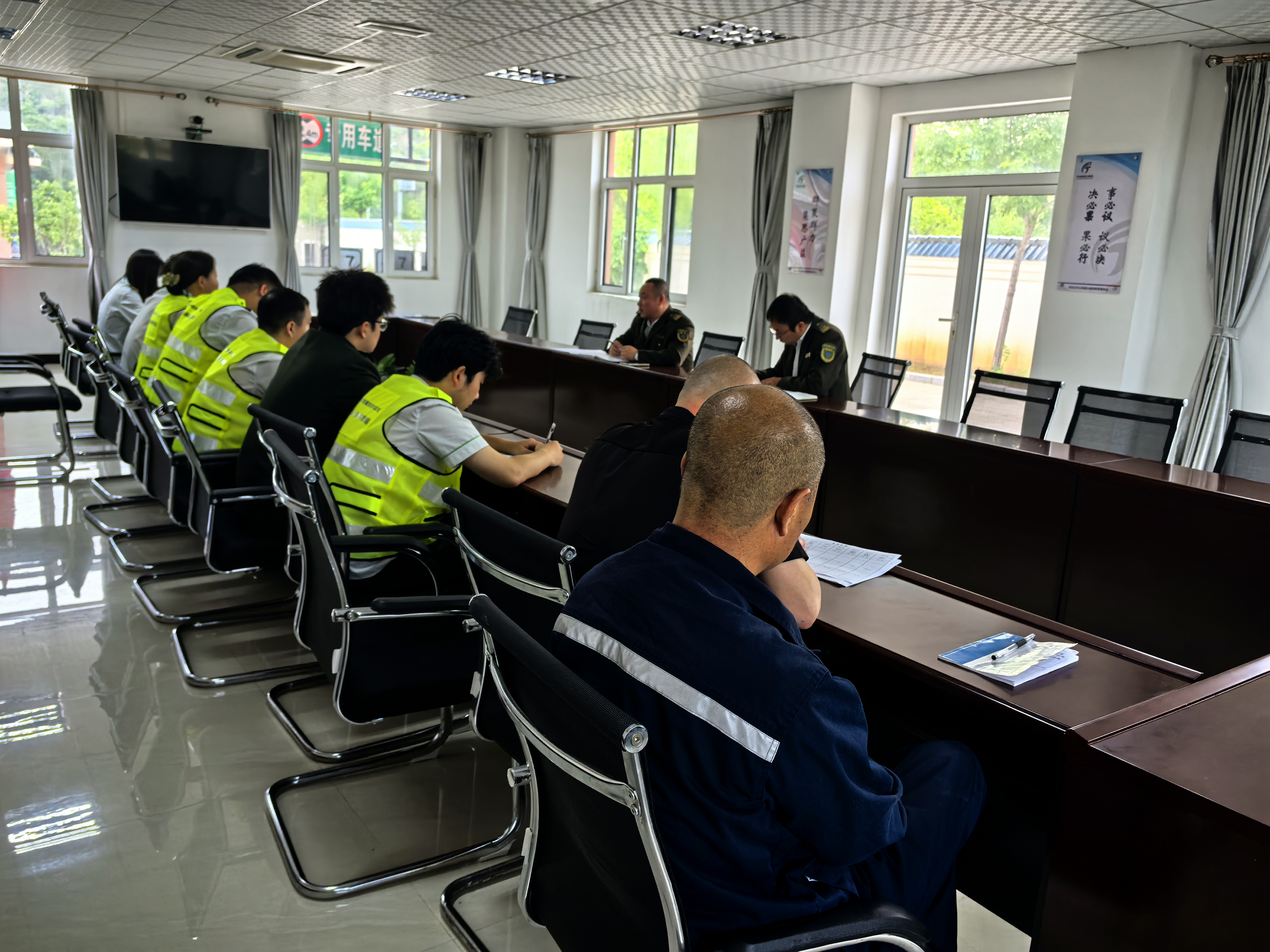 闻令而动 狠抓落实：内丘北收费站宣贯上级防灾减灾救灾精神 部署安全工作.jpg