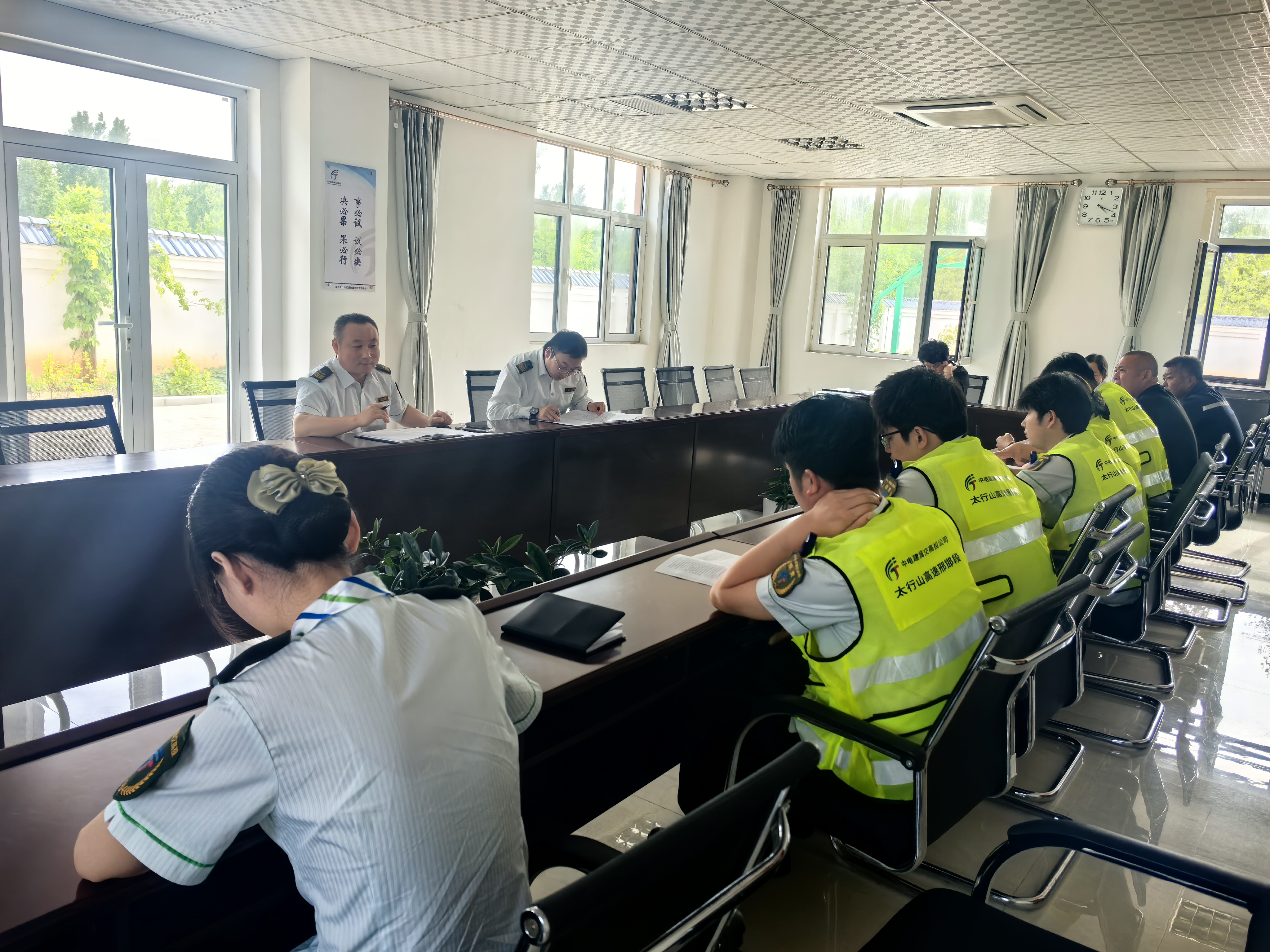 时时放心不下 事事落实到位——内丘北收费站全面宣贯安全生产文件精神.jpg