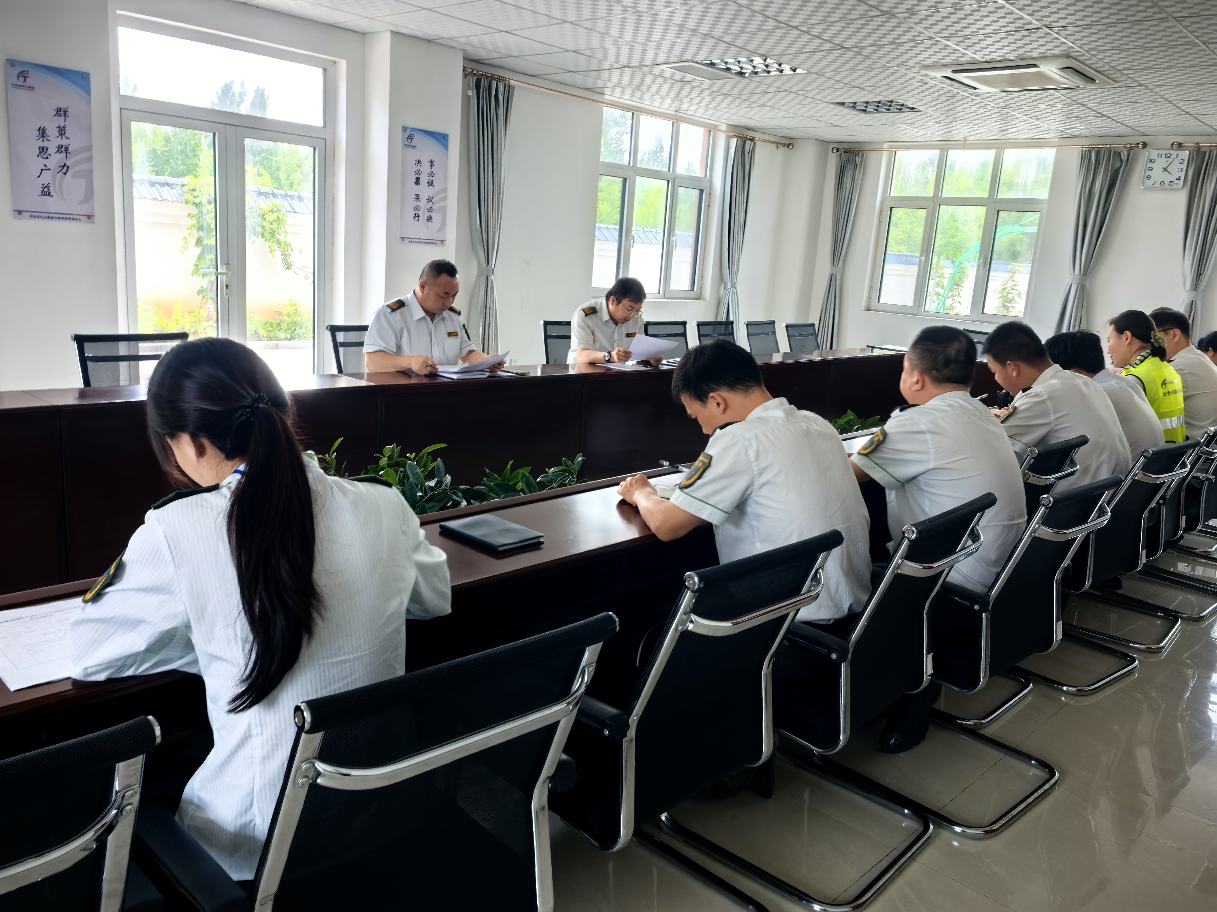 深学细悟强担当 筑牢禁毒安全线——内丘北收费站开展禁毒专题学习活动.jpg