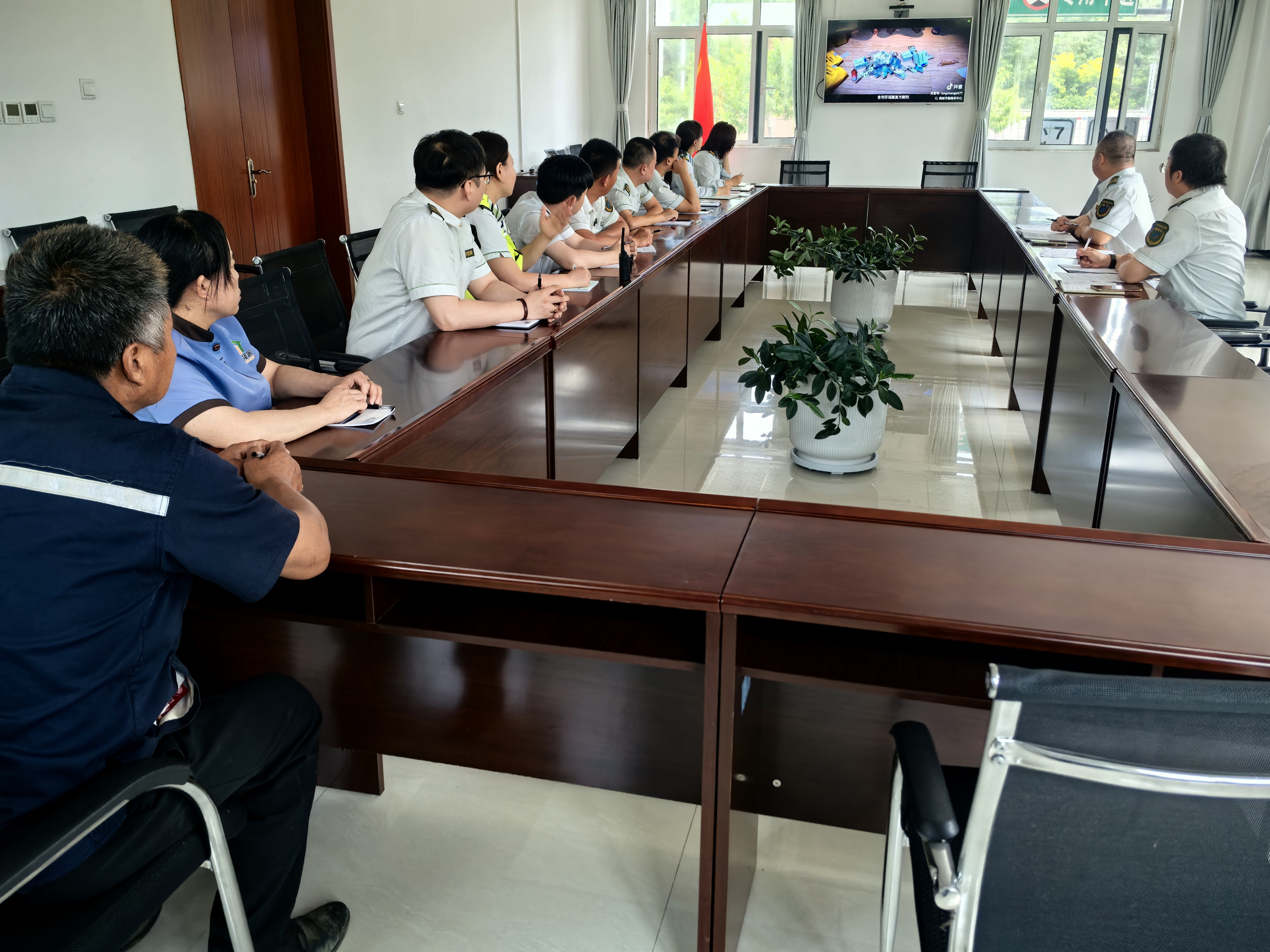 以警示筑防线——内丘北收费站组织观看禁毒警示教育专题片.jpg